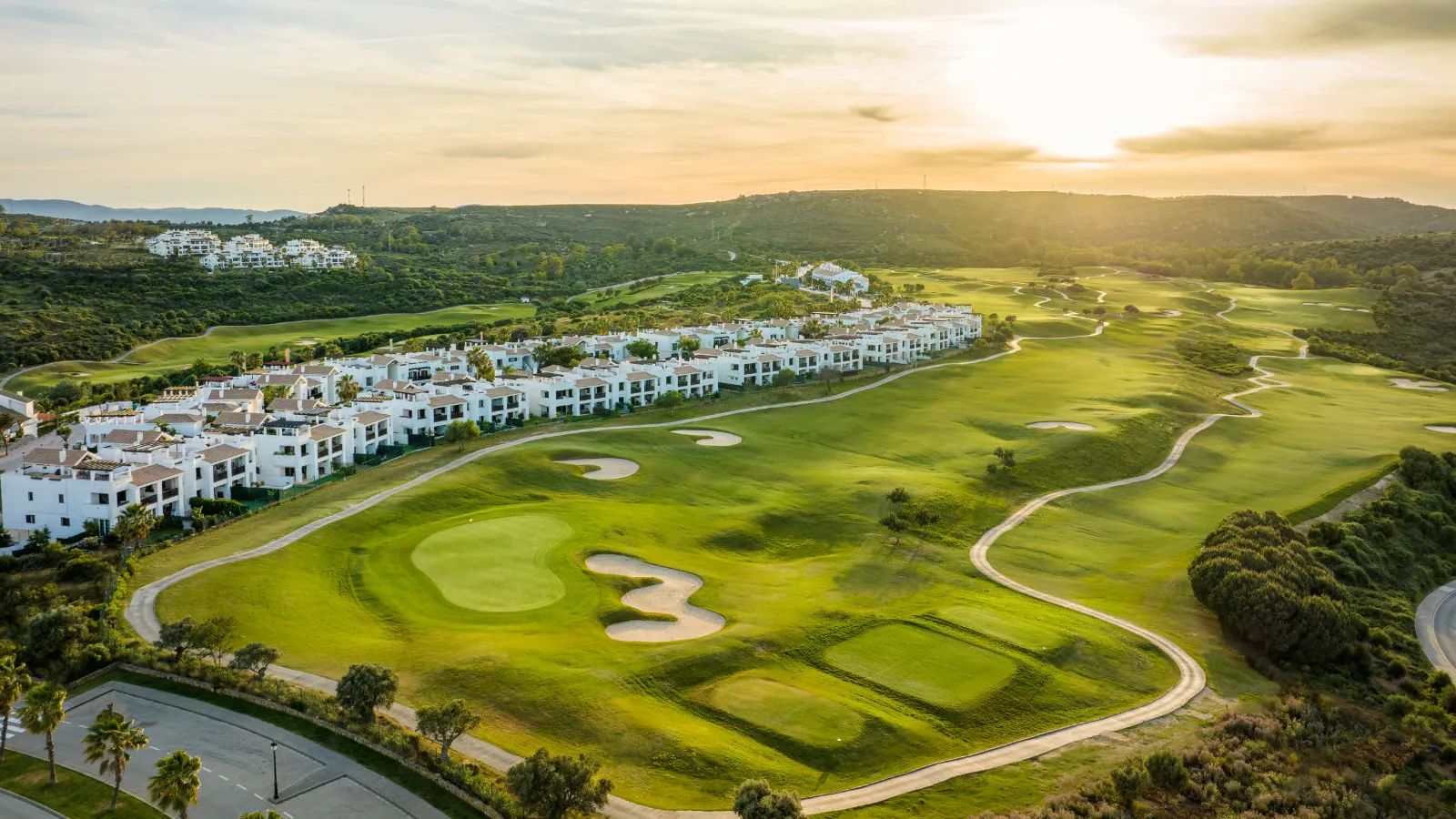 Vista aérea del complejo turístico y los campos de golf vendidos en Cádiz por Millenium en 2025