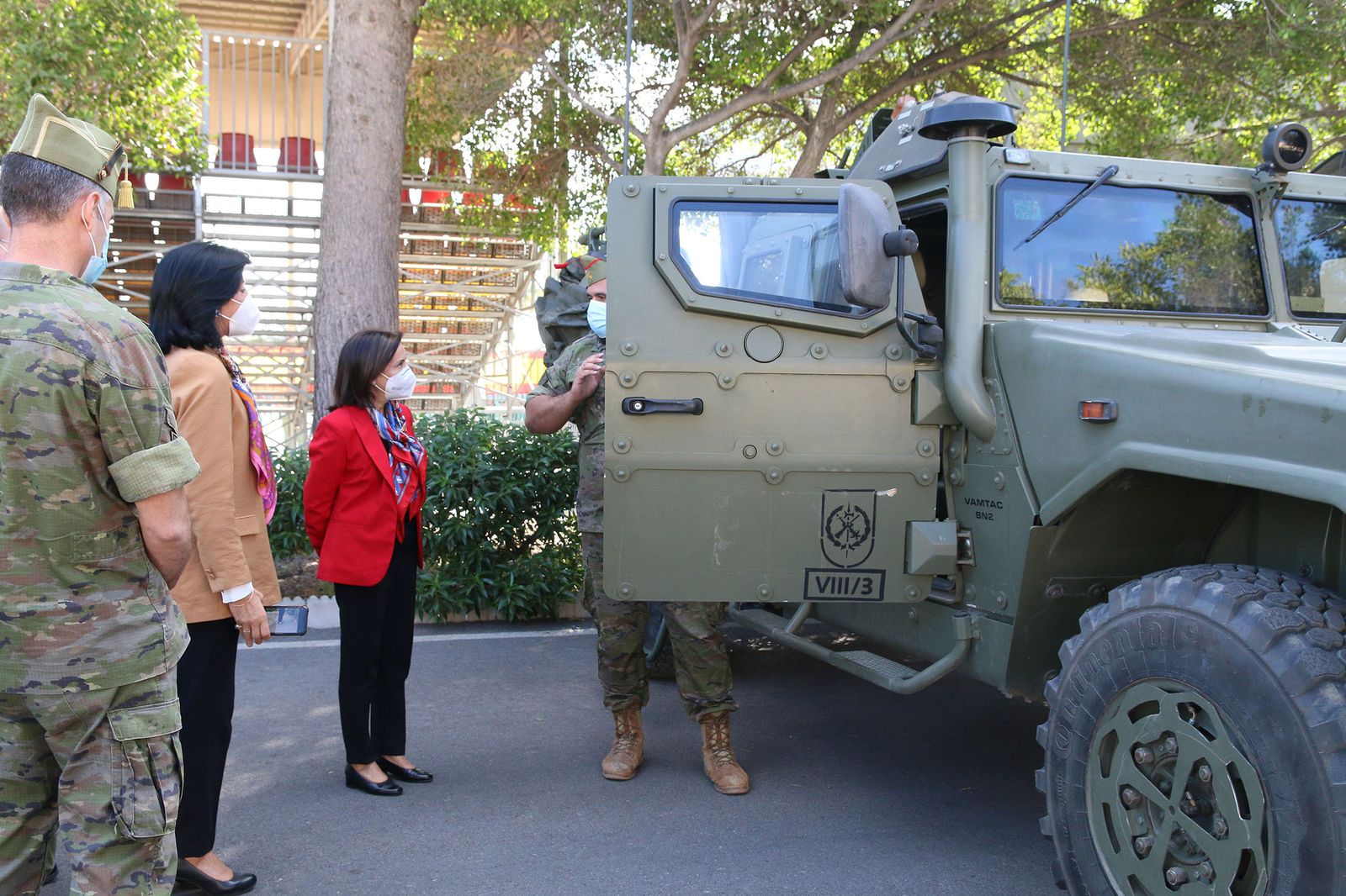 Fotogalería de la ministra de Defensa, Margarita Robles, a La Legión