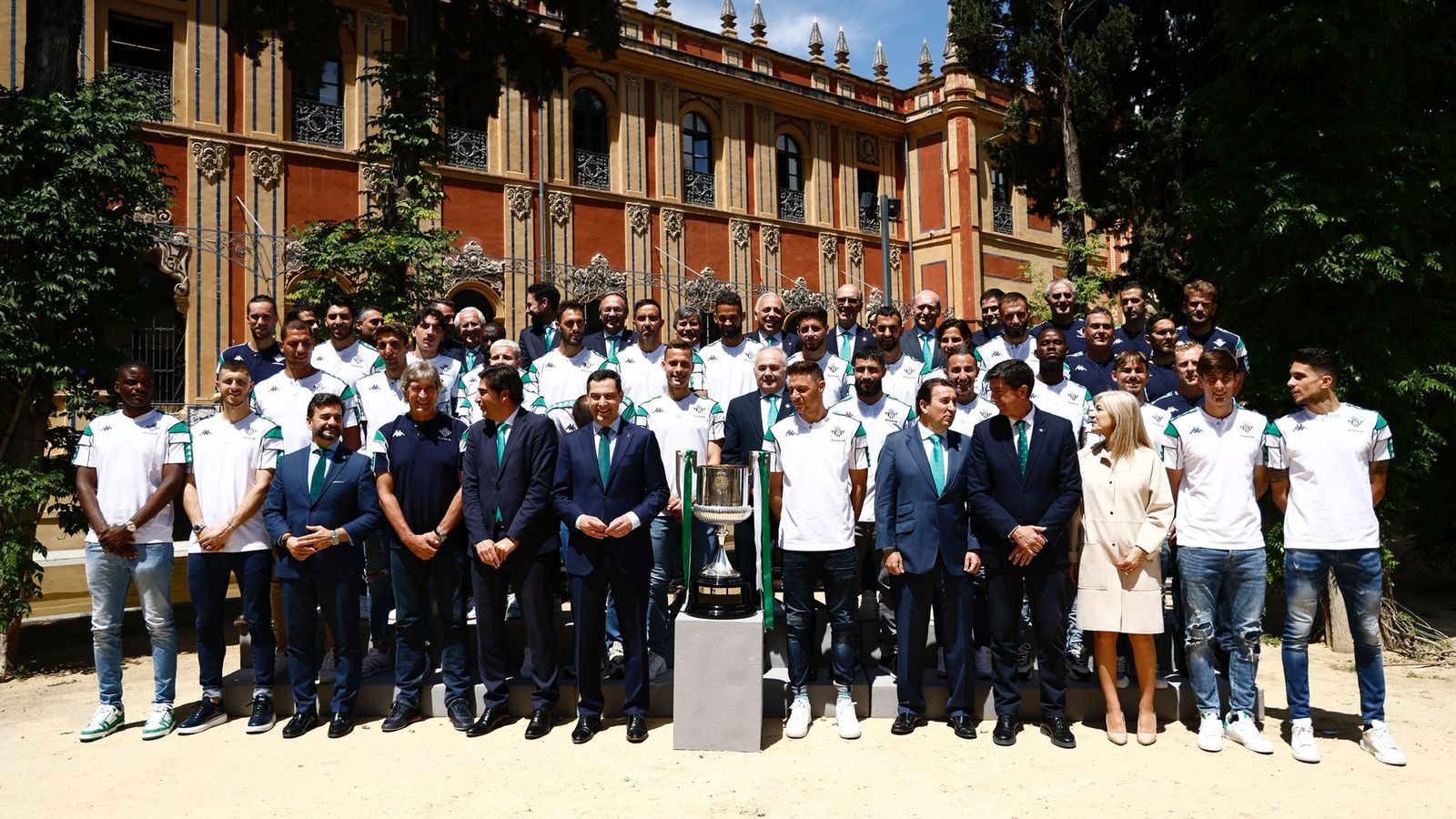 La expedición del Betis posa con Juanma Moreno en el Palacio de San Telmo.