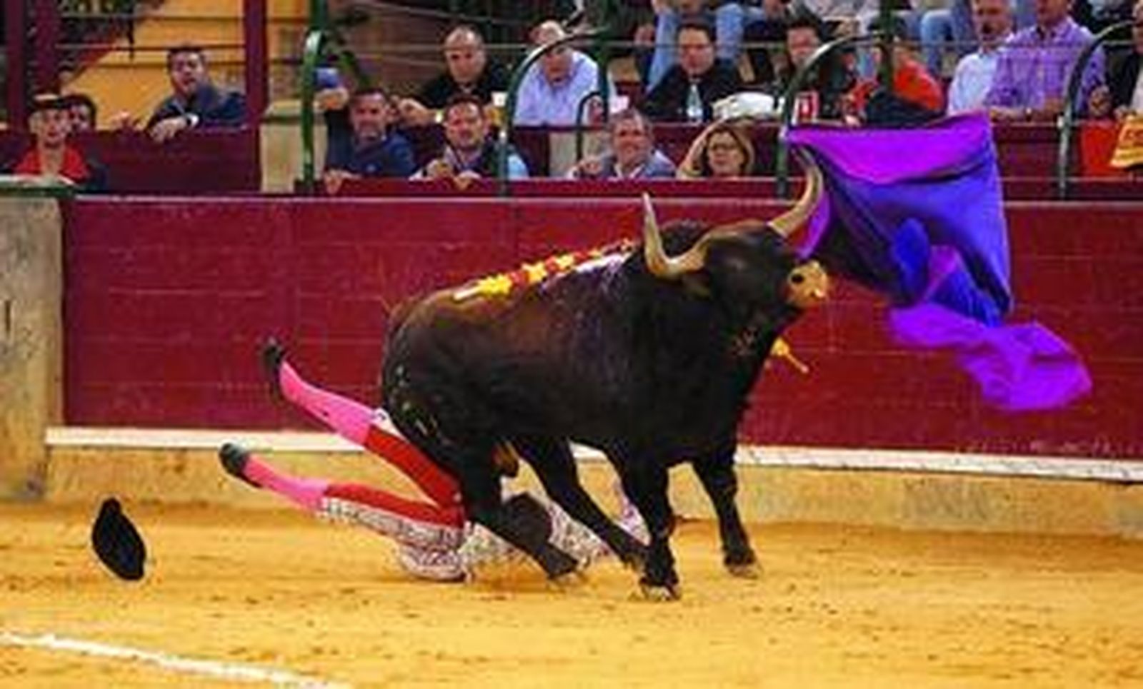 Rafael Limón, por los suelos después de ser arrollado por el quinto de la tarde, ayer en Zaragoza.