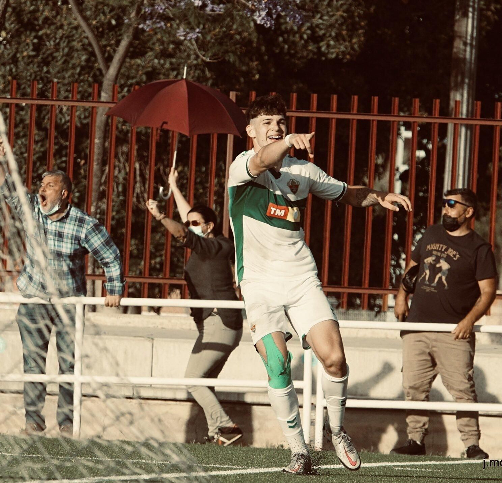 Joselu  Friaza celebra uno de sus goles con el Ilicitano.