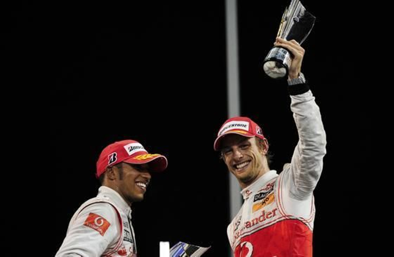 Lewis Hamilton y Jenson Button completaron el podio de Abu Dhabi.

Foto: AFP Photo