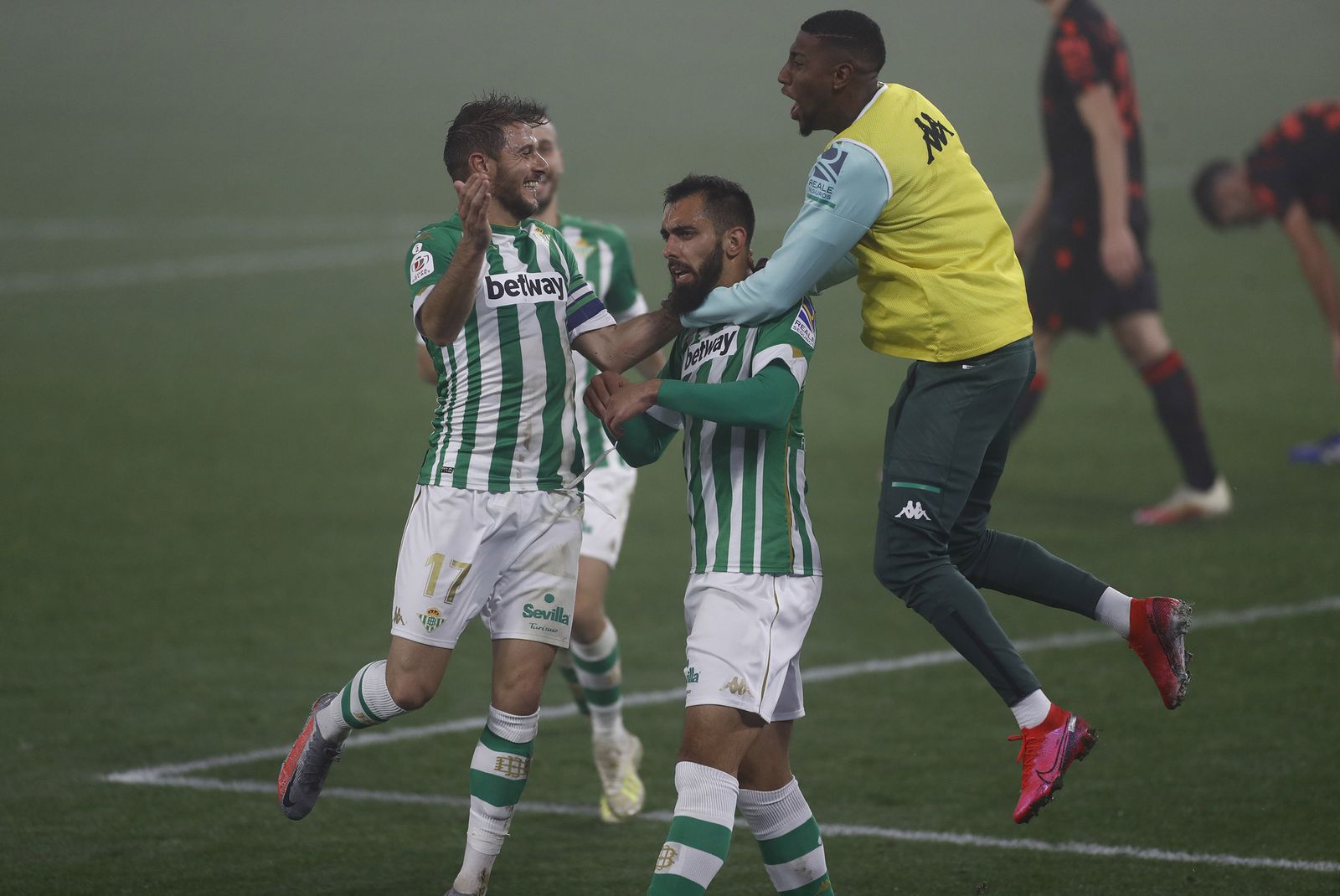 Borja Iglesias es felicitado por sus compañeros tras marcar el primer tanto.