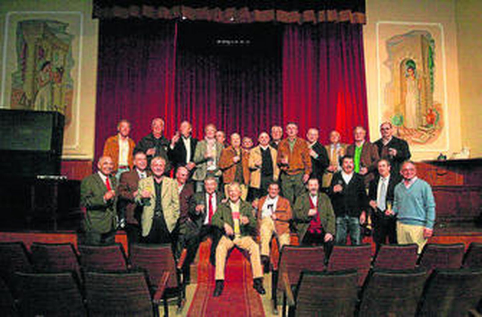 Los ex alumnos junto a su profesor de Historia, David Ruiz.