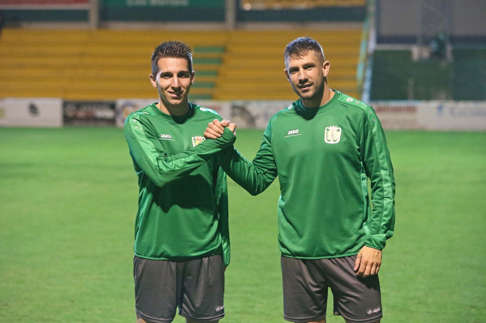 Álex Toral (i.) y Álex Vázquez, los dos últimos fichajes de la Unión, unen sus manos.