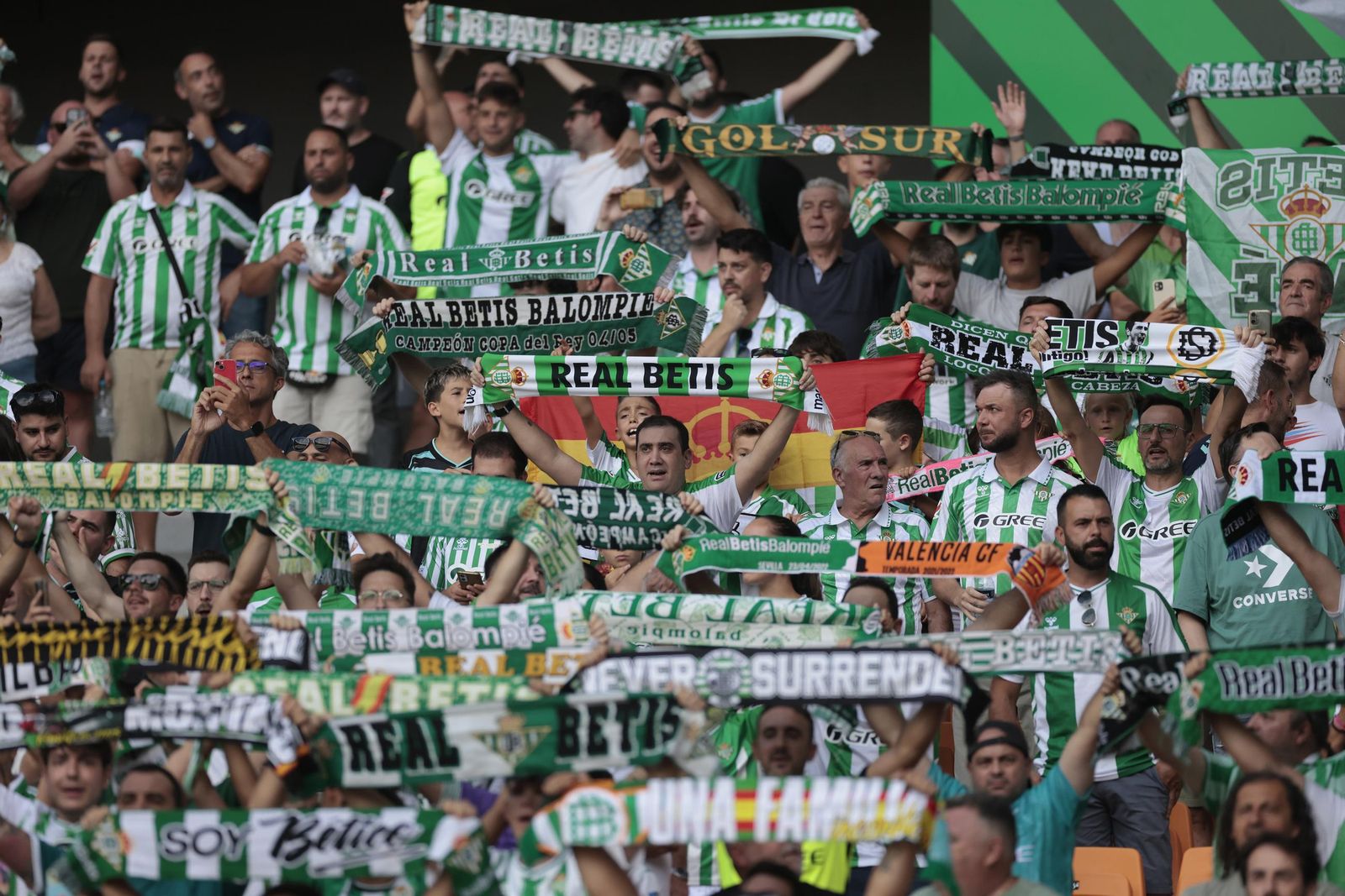 Búscate en las fotos del Betis - Athletic Club