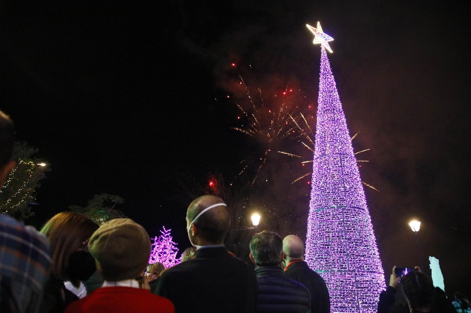 Las imágenes del encendido de la iluminación navideña en el Hospital Torrecárdenas de Almería