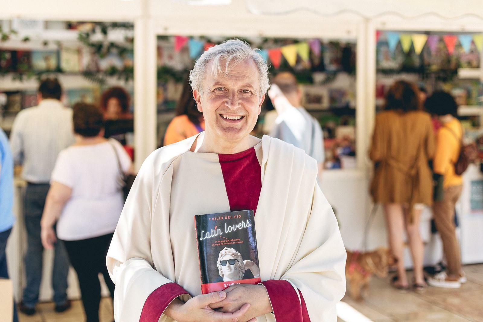 El escritor Emilio del Río posa con su libro antes de una presentación que realizó vestido de romano.