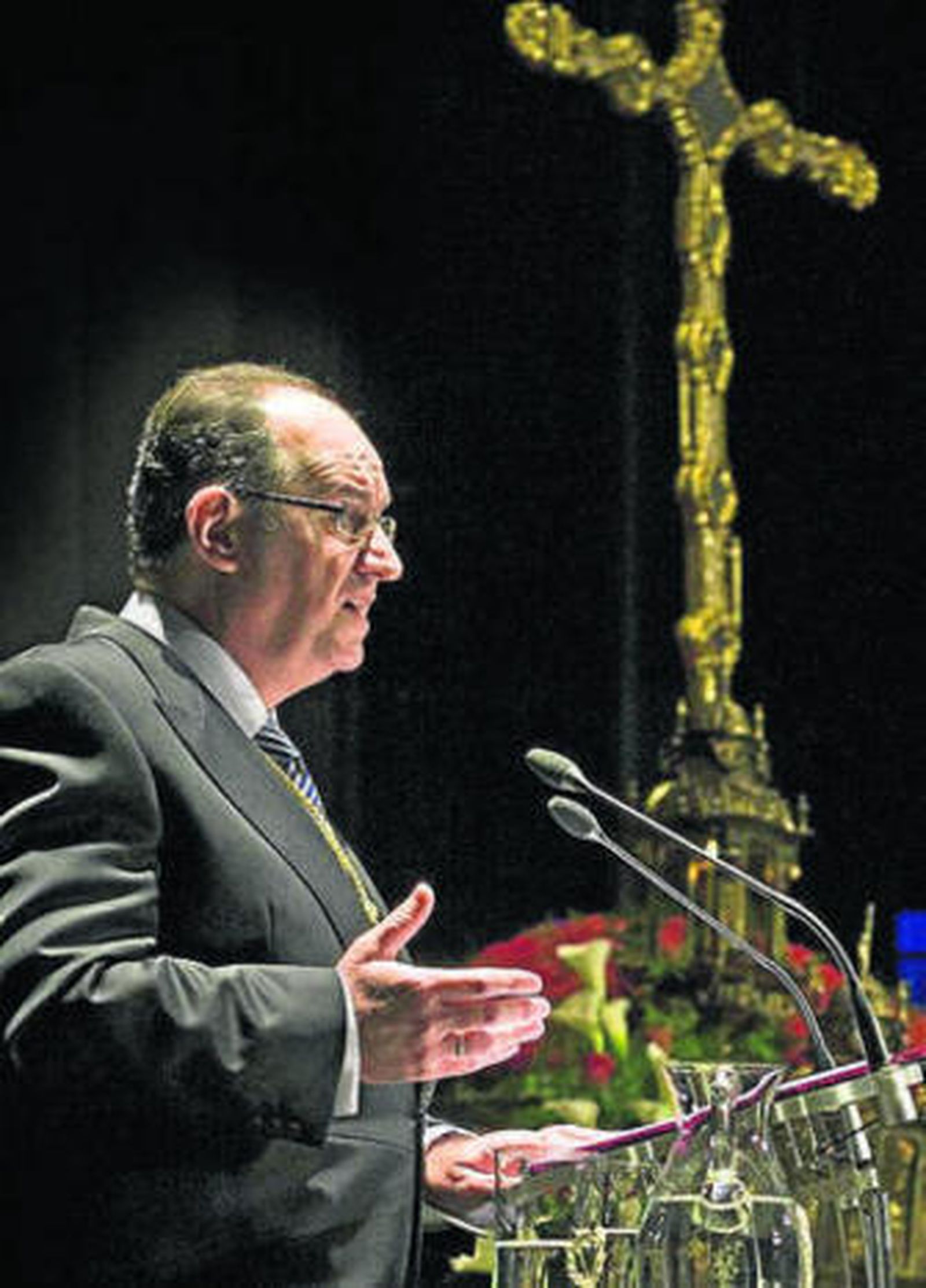 1. La imagen de Jesús de Medinaceli presidió el vía crucis oficial de hermandades, que se celebró el lunes día 14 de marzo en la Catedral. 2. El pasado domingo Miguel Ángel Morgado, hermano mayor de la Vera Cruz, pronunció el pregón de la Semana Santa. 3. Las cofradías han concluido ya sus respectivos cultos cuaresmales a sus titulares.