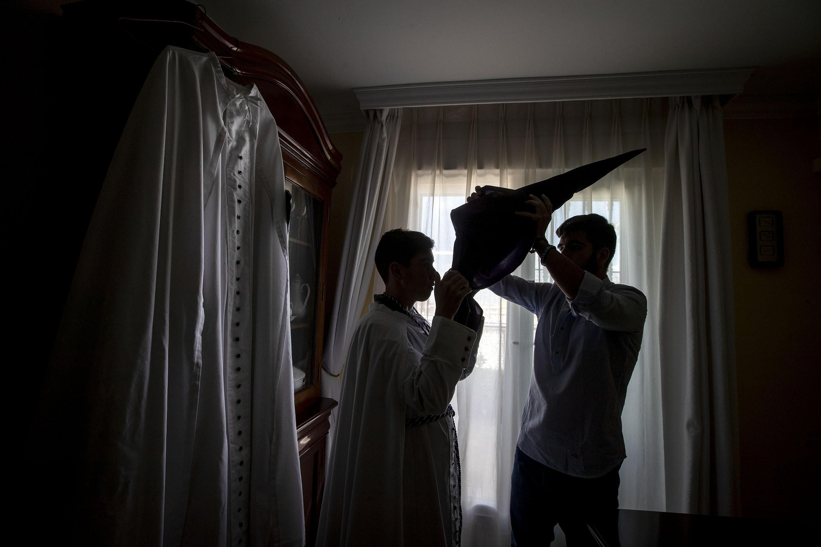 El rito de vestirse la túnica de penitente.