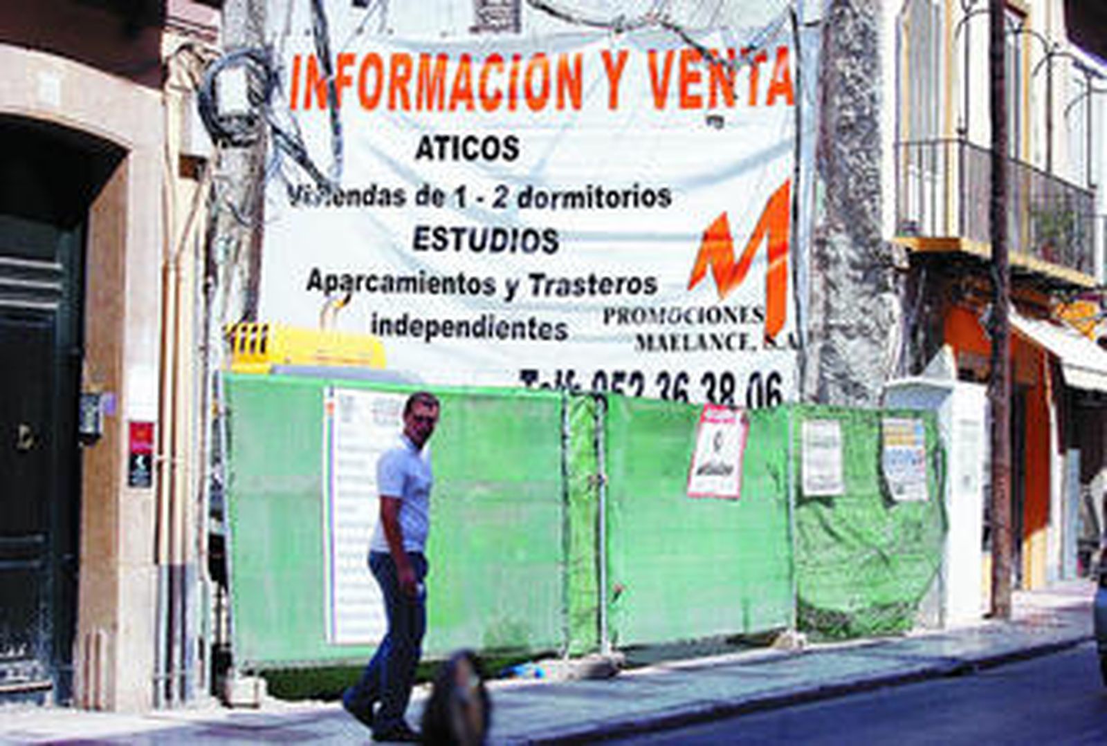 Un cartel de una promoción inmobiliaria en el centro de Málaga.
