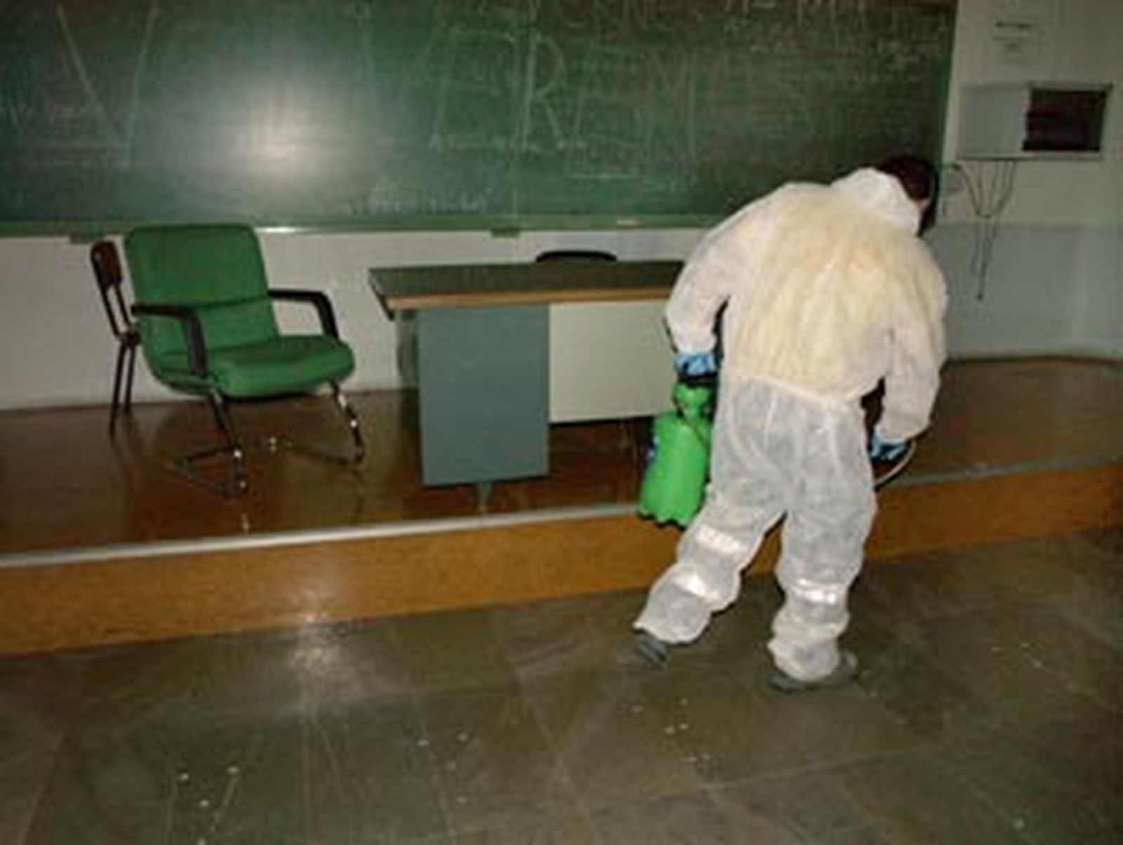 Fumigación en el 'aula liberada' de Ciencias del Trabajo