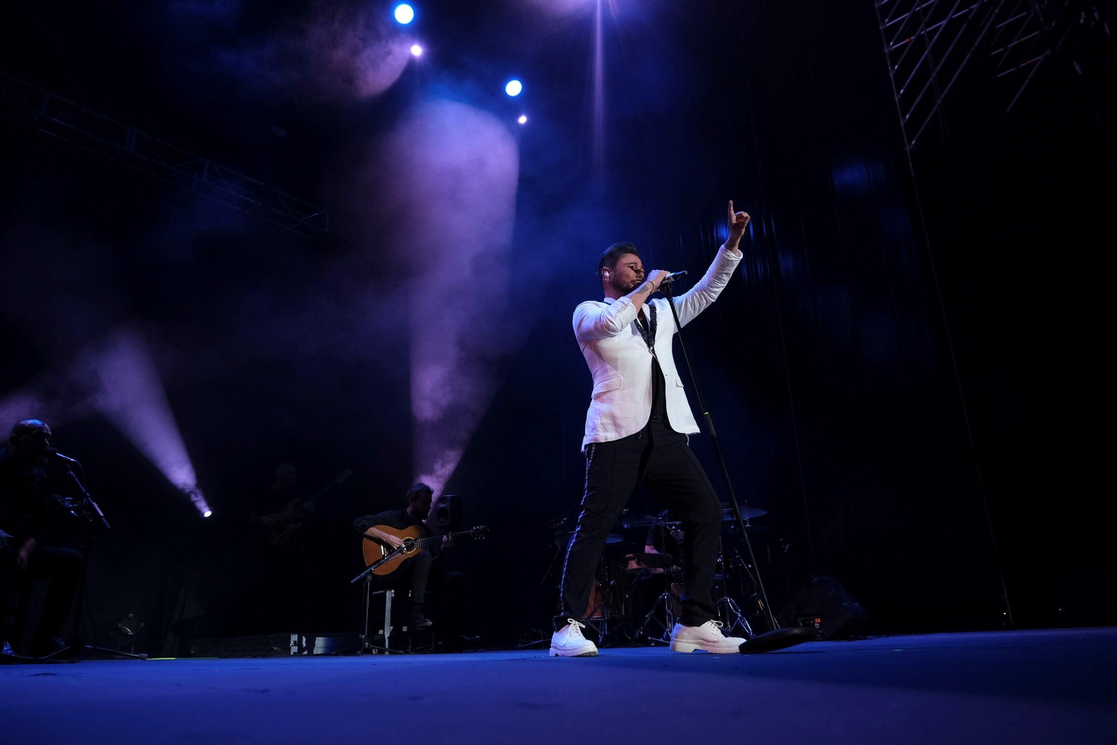 El concierto de Miguel Poveda en la plaza de toros de Córdoba, en fotografías
