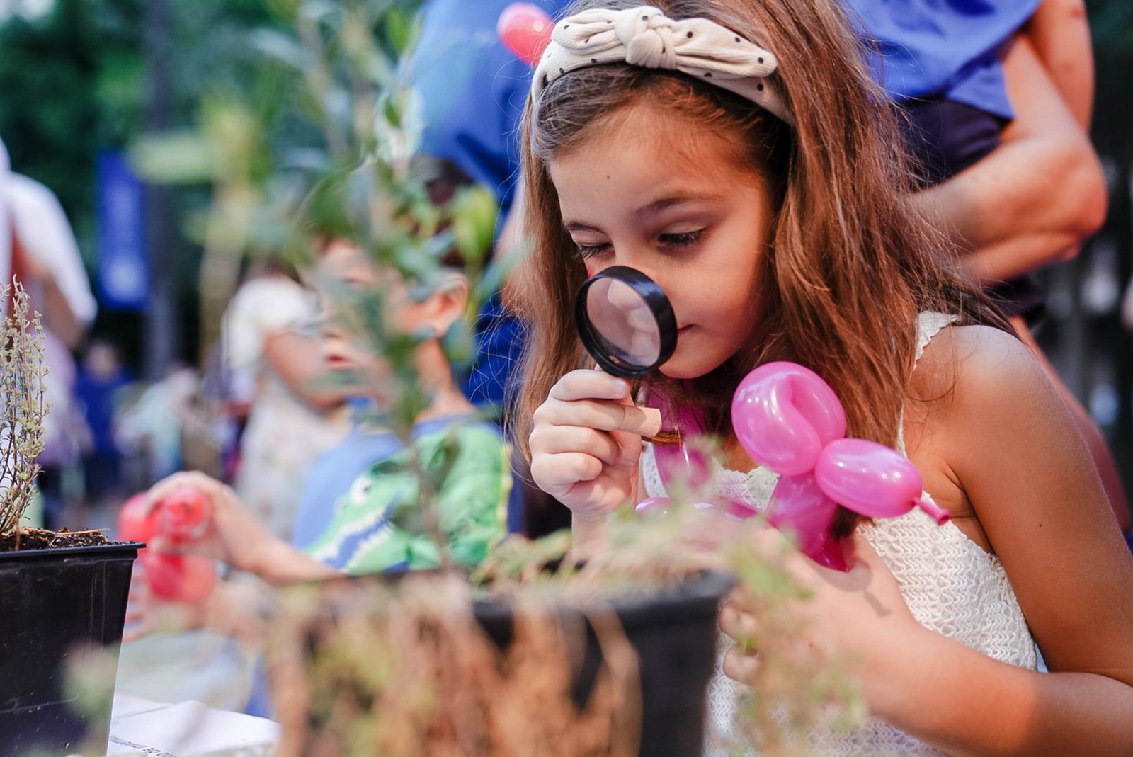 Una niña participa en unas de las 87 actividades propuestas en La Noche de los Invesitigadores.