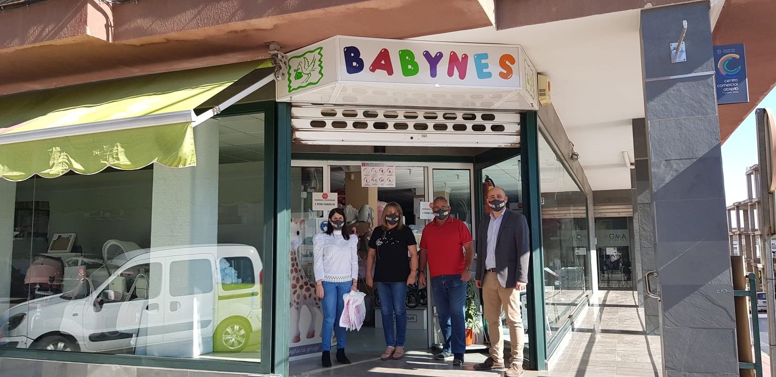 Alcalde y concejal de Comercio repartiendo mascarillas de la campaña BBJ.