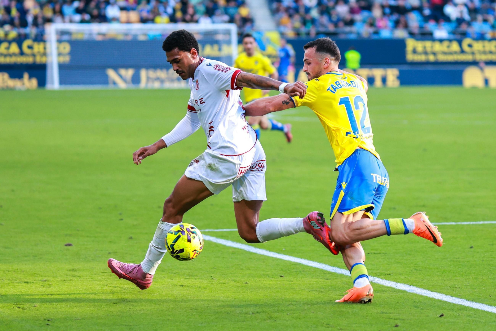 Tabatadze en una acción del Cádiz-Culural Leonesa