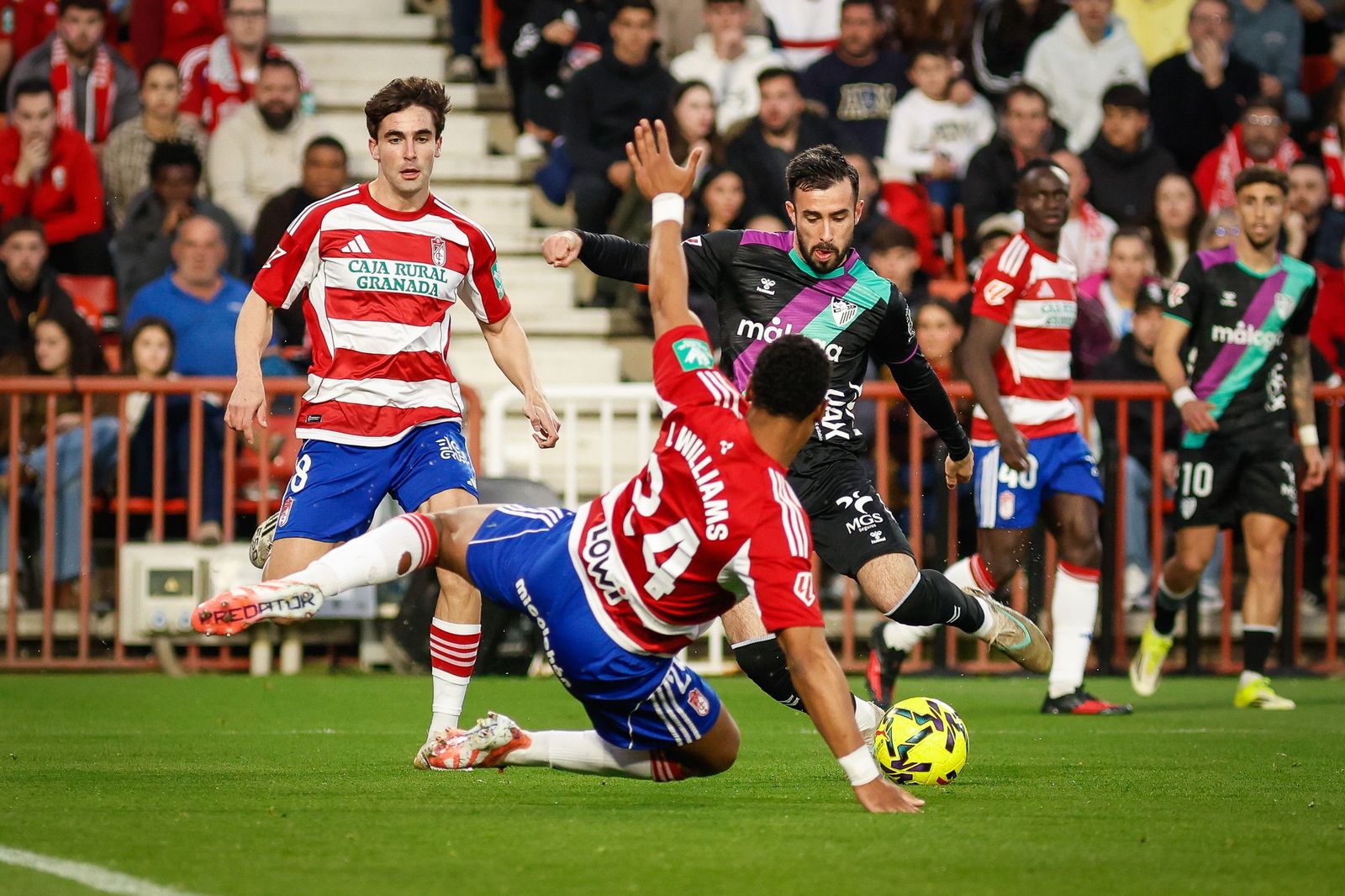 Alemañ ayuda a Loic ante un jugador del Málaga en el anterior partido