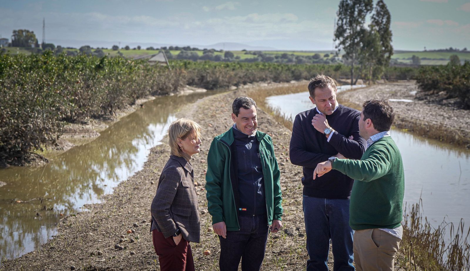 Imágenes de la visita de Juanma Moreno y el comisario europeo de Agricultura a los campos afectados por el temporal en Jerez