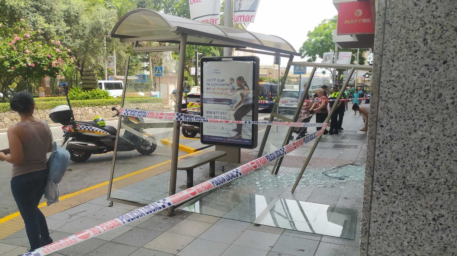 La marquesina afectada por la colisión