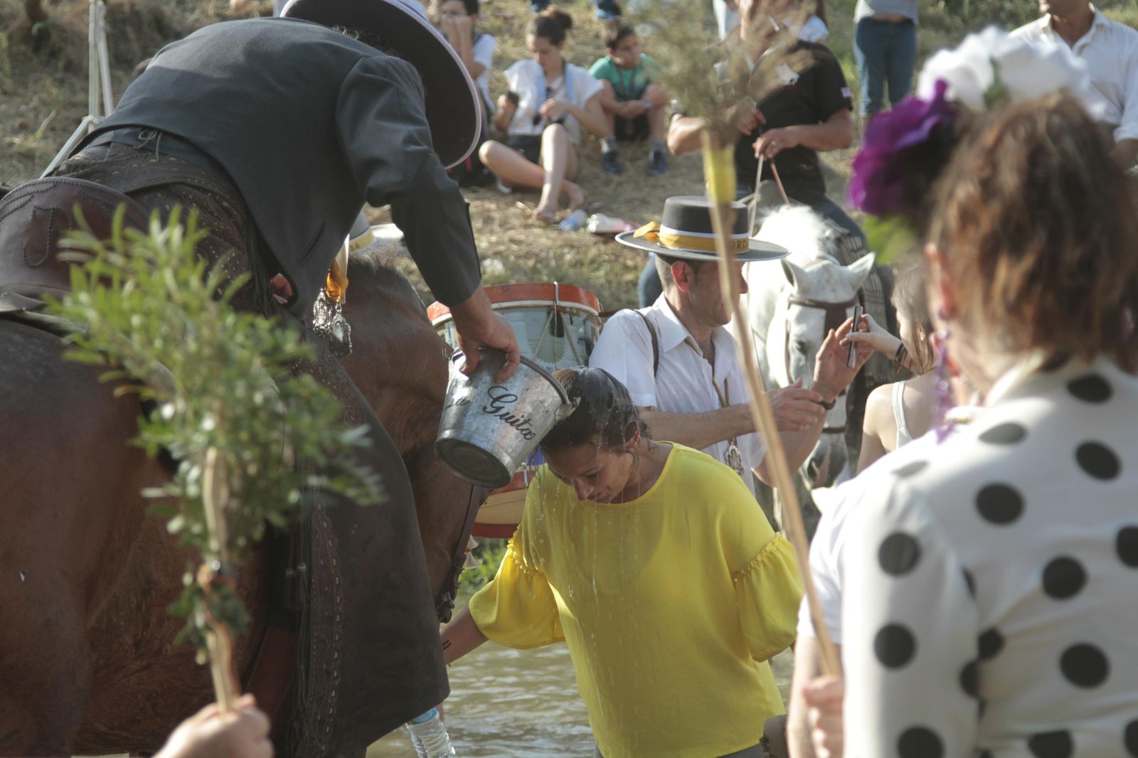 Las hermandades cruzan el vado del Quema