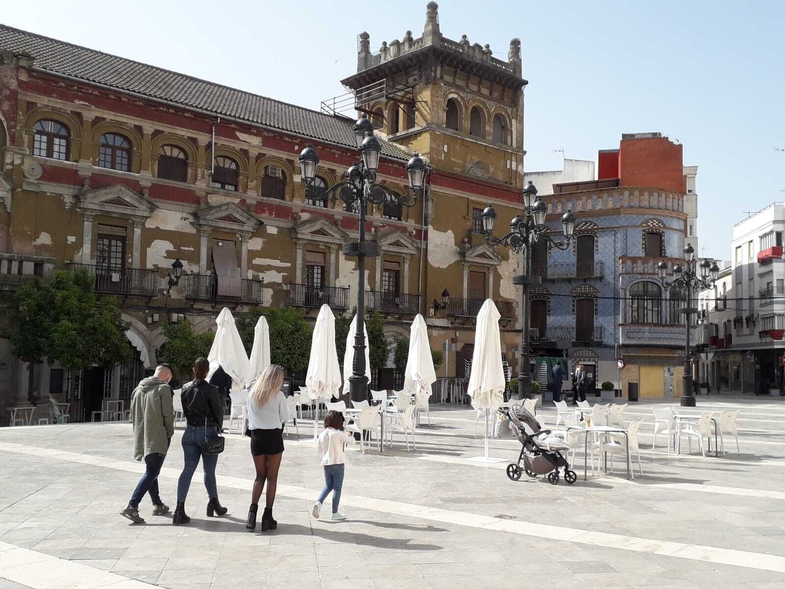 Terrazas vacías este Jueves Santo en la plaza de la Rosa de Montilla.