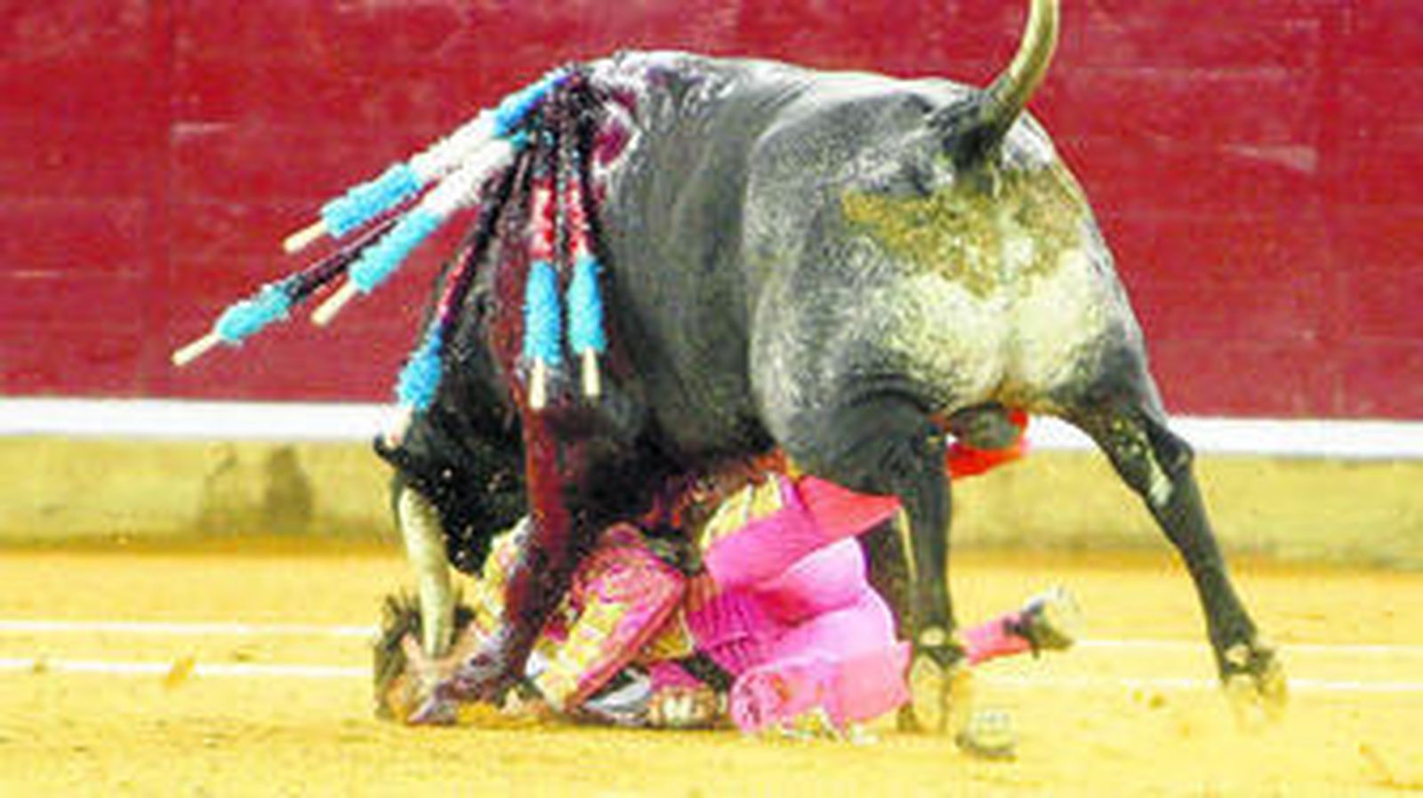 Momento de la terrible cogida sufrida por Juan José Padilla, ayer, en Zaragoza.