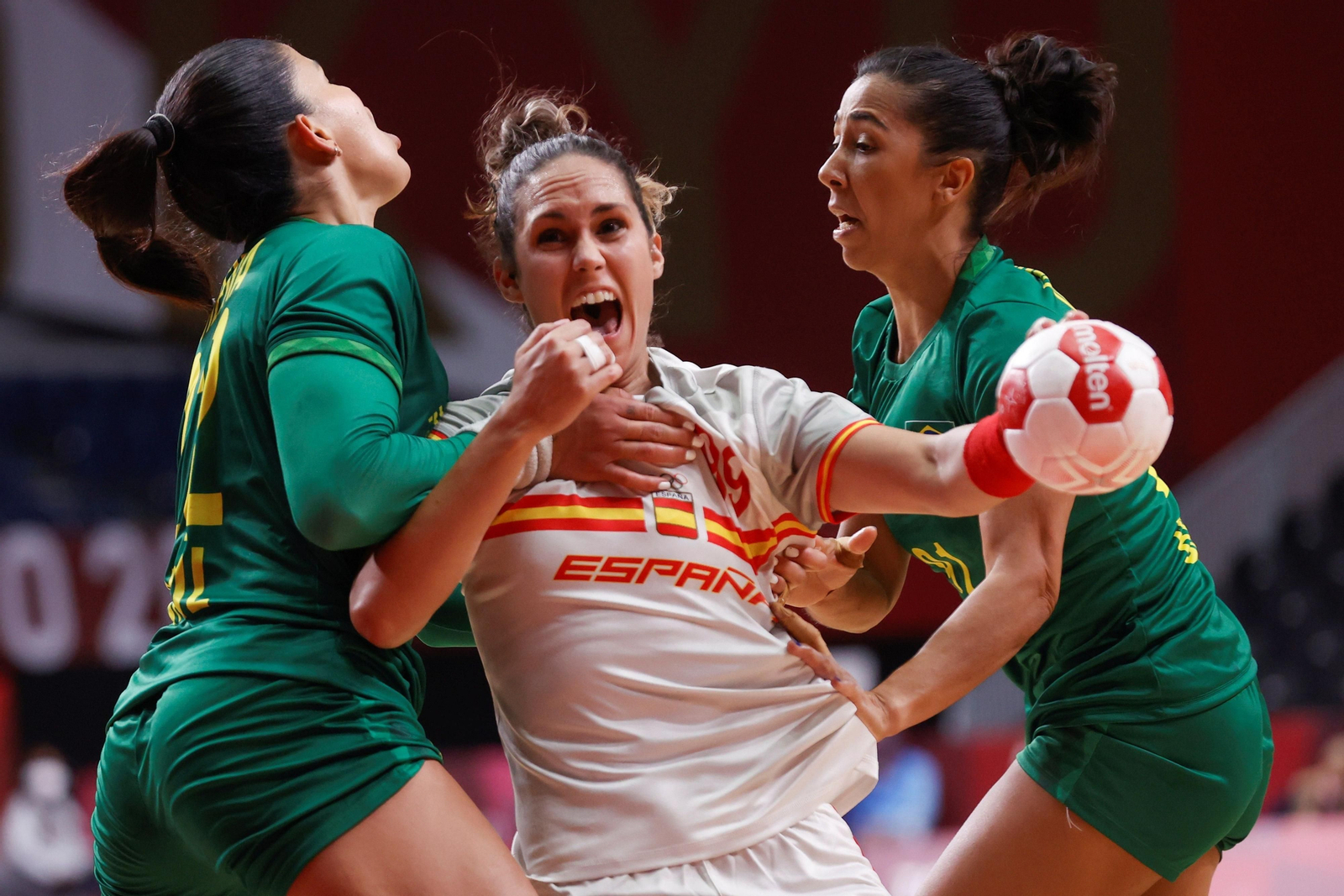 Mireya González, de España, disputa la pelota con las brasileñas Samara Vieira y Livia Ventura.