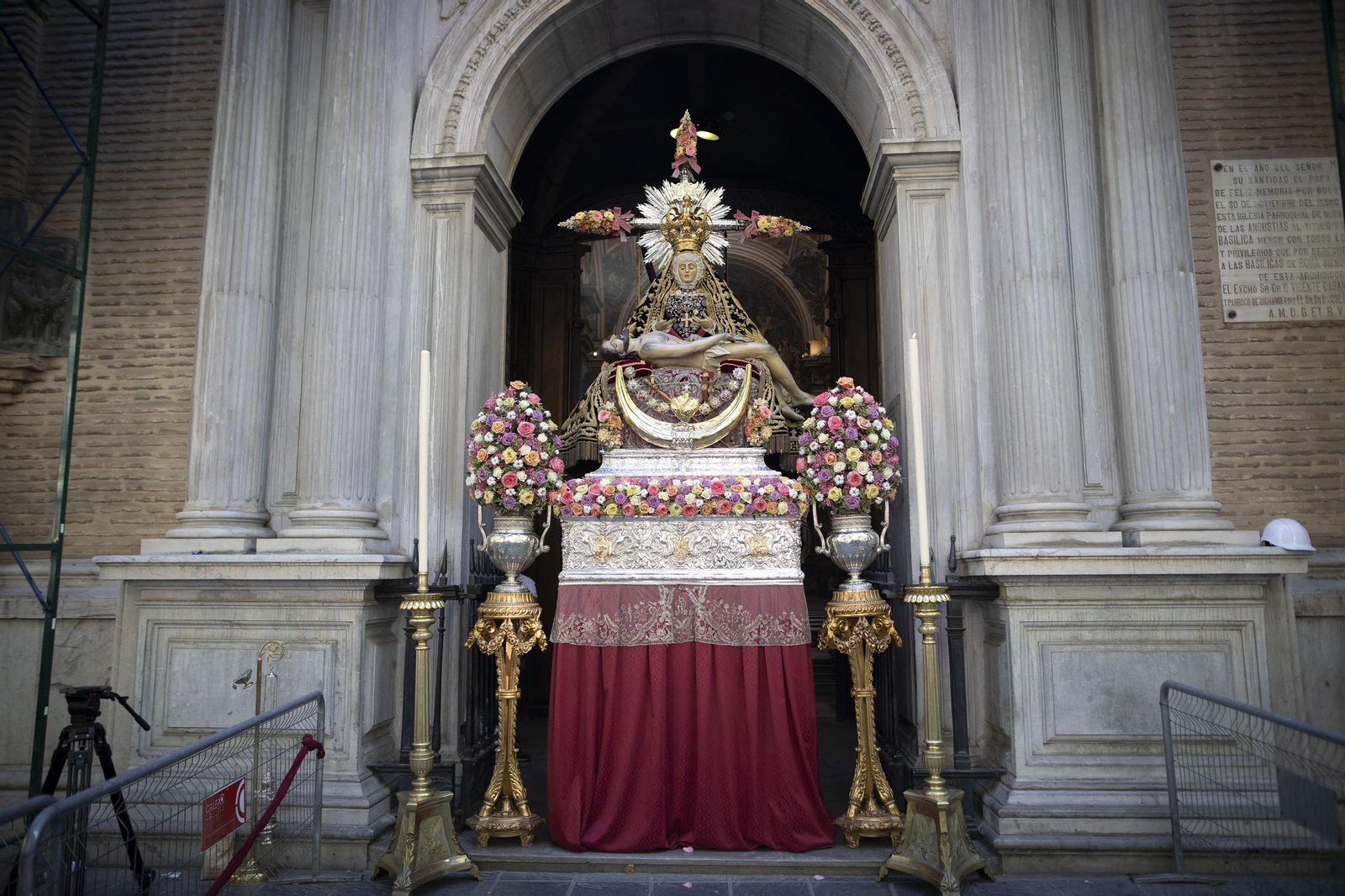 Así ha sido la la tradicional ofrenda a la patrona de Granada
