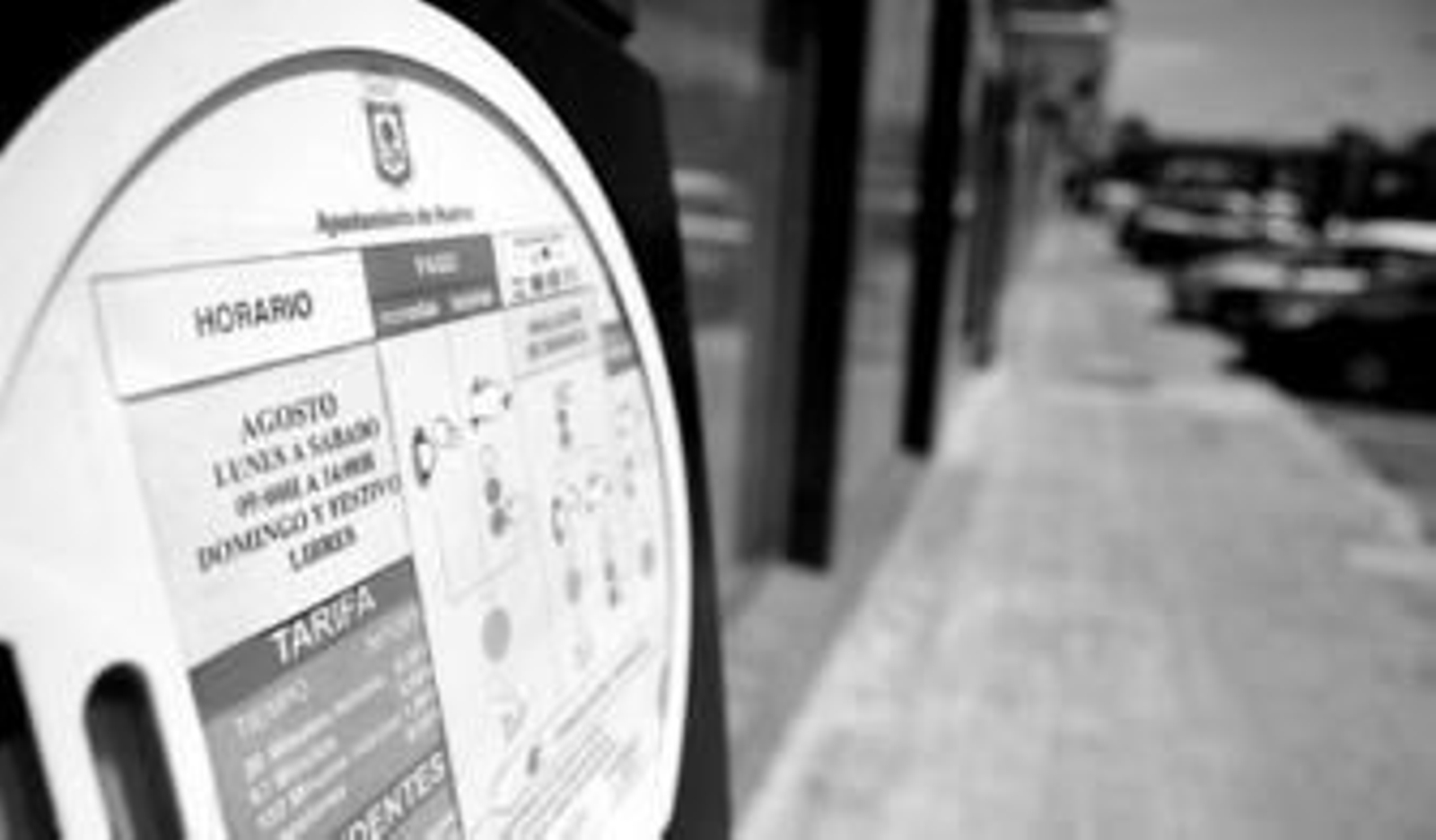 El parquímetro de la zona ORA muestra el nuevo horario de cobro de la tarifa de estacionamiento.