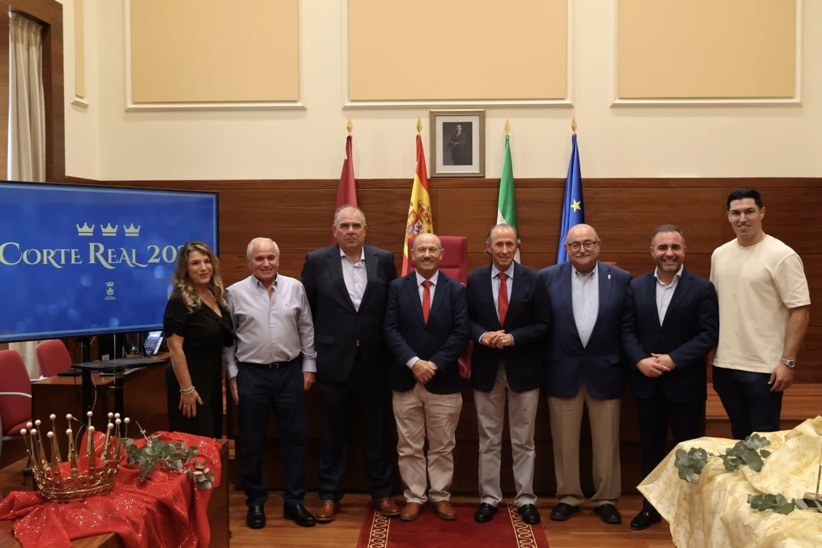 La Corte Real, junto a las autoridades.