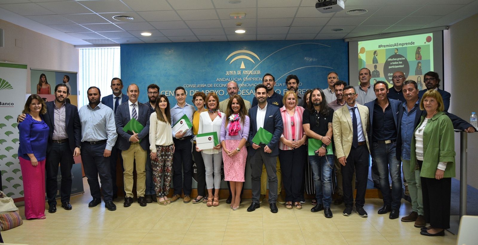 Foto de familia de finalistas, entidades colaboradoras y personal técnico de Andalucía Emprende, junto a los ganadores de estos premios y la delegada de la Junta.