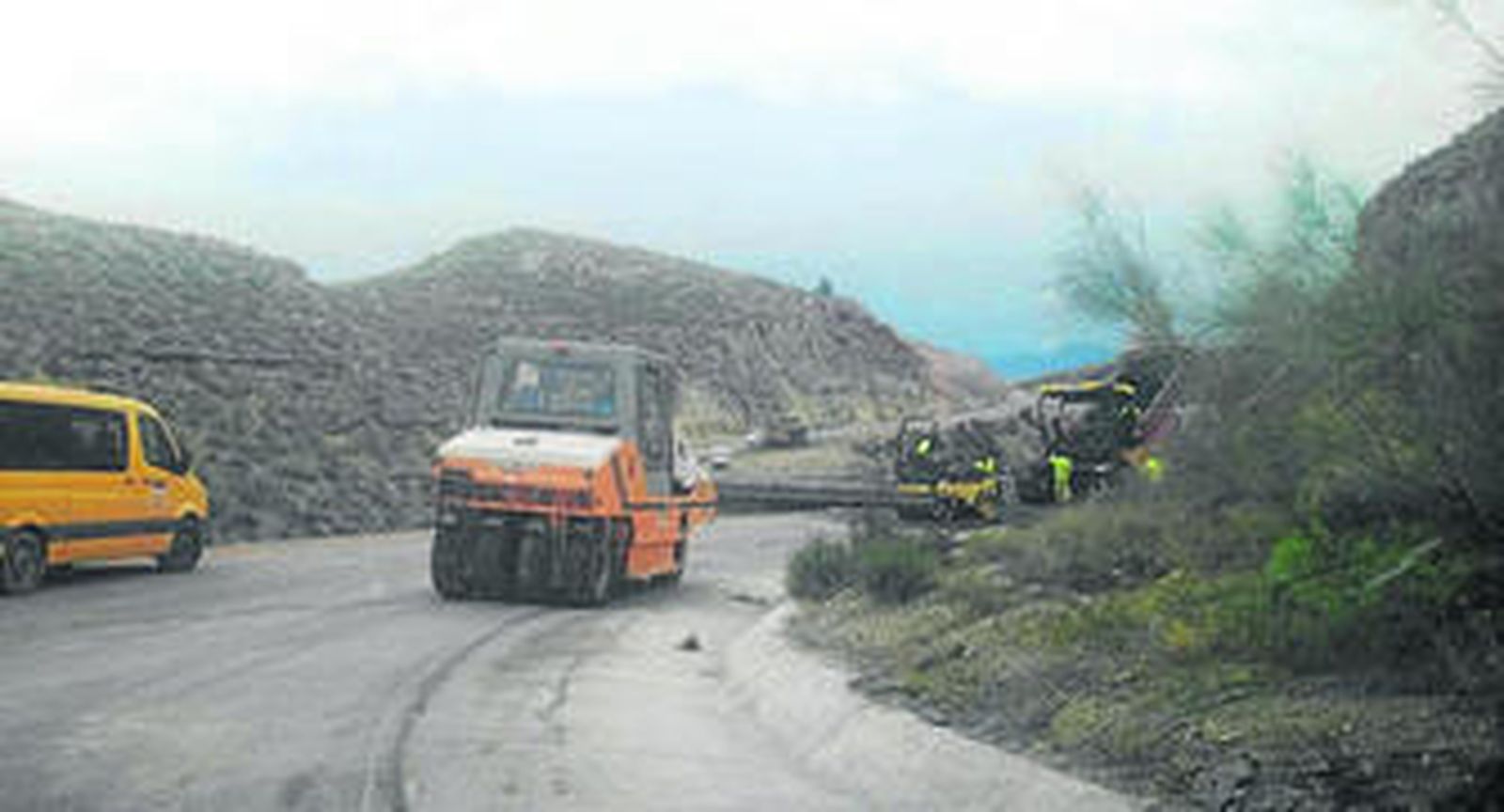 Máquinas trabajando ayer en la zona del Puente del Tejar, que da acceso a la villa.