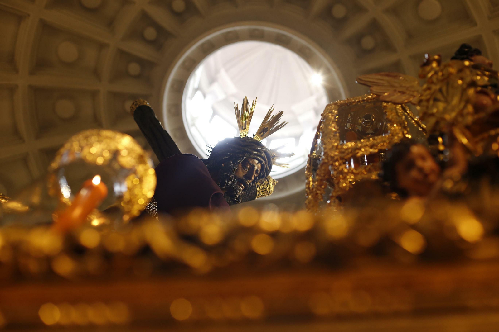 Colas en los templos a la espera de la Madrugá