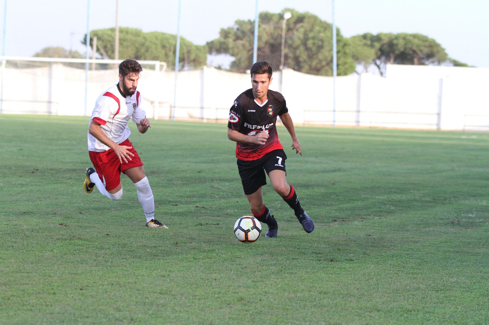 Caballero conduce el cuero en un partido de la presente temporada