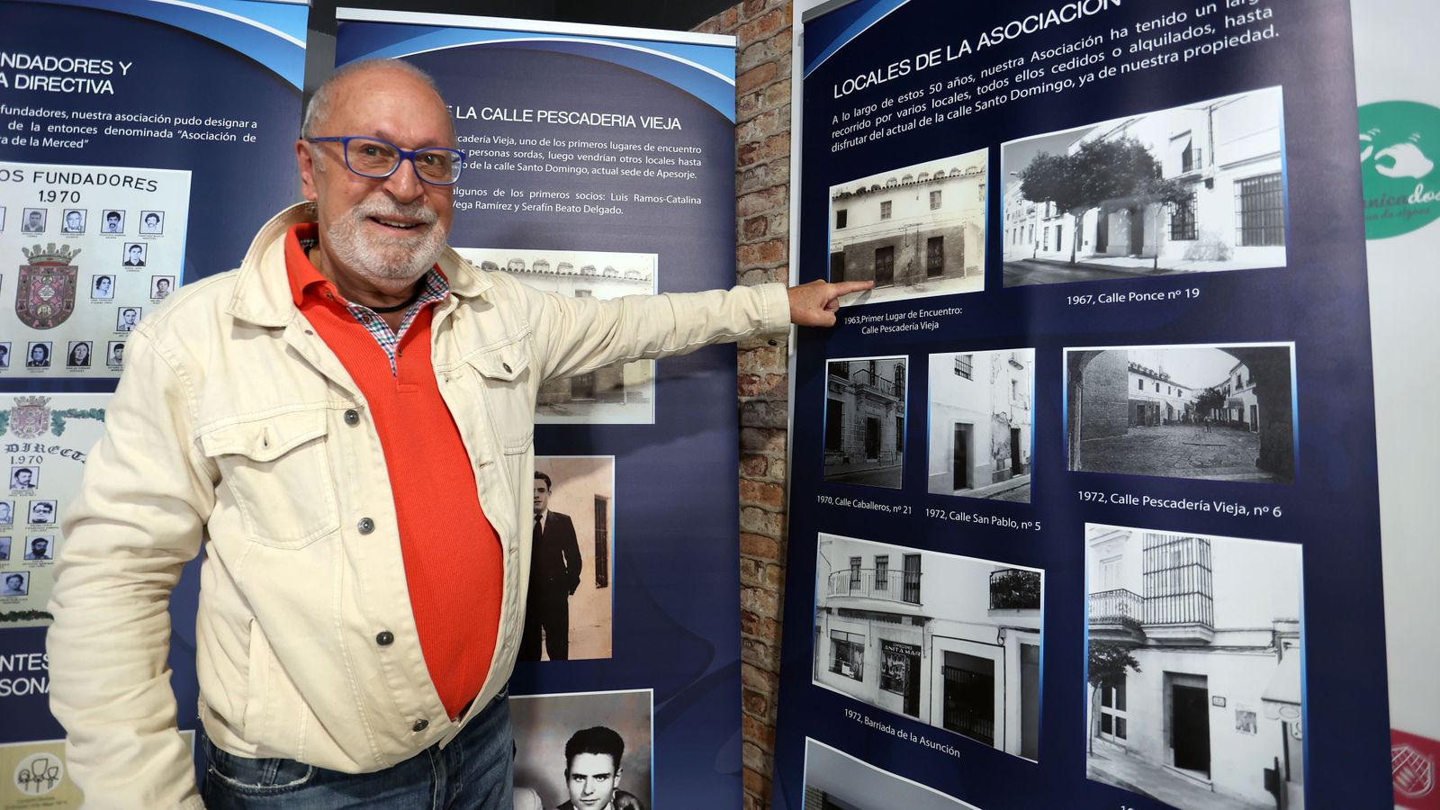 Pedro Jesús Vega, señalando la primera sede de la asociación.
