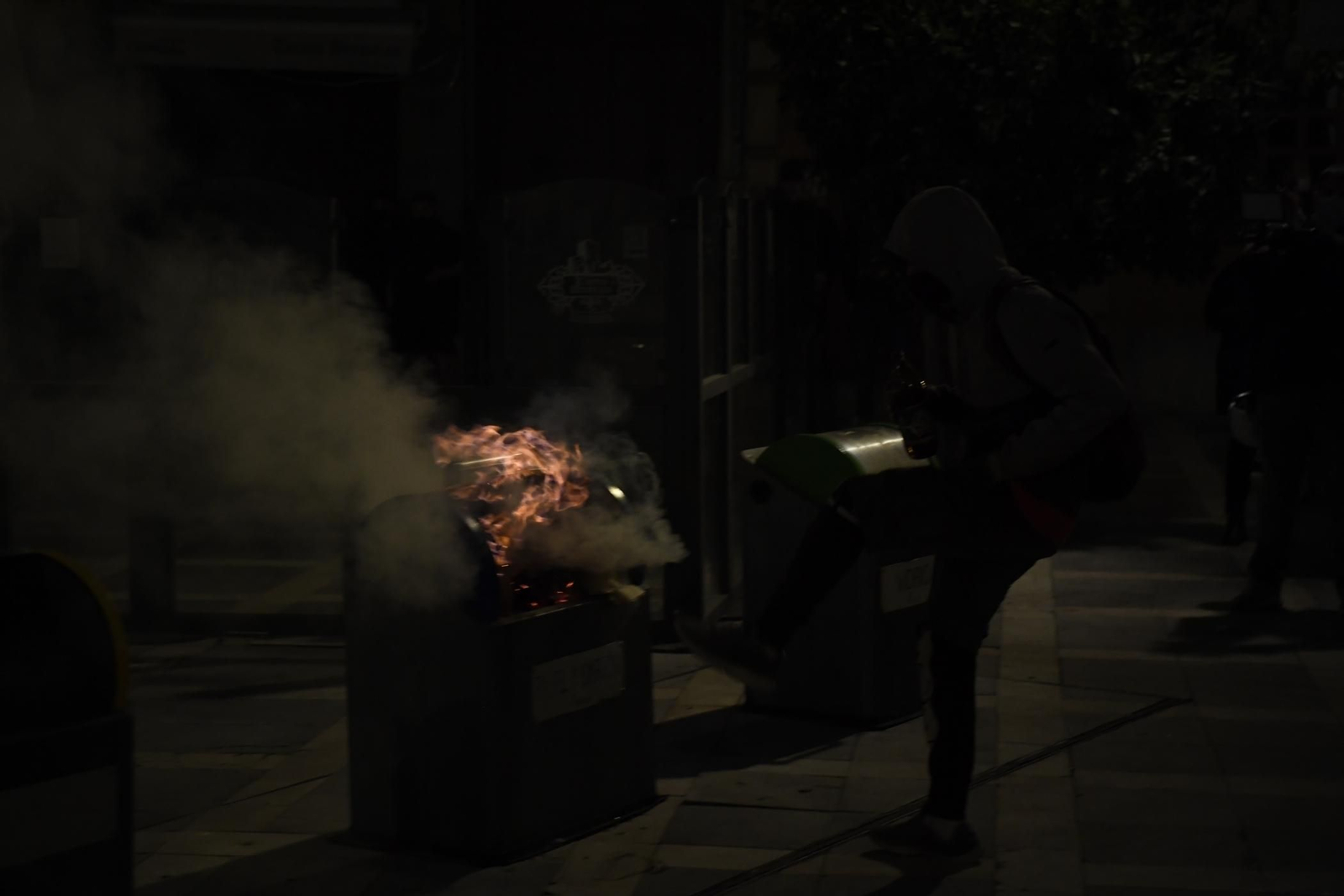 Fotos: disturbios y altercados entre manifestantes y la Policía en Granada