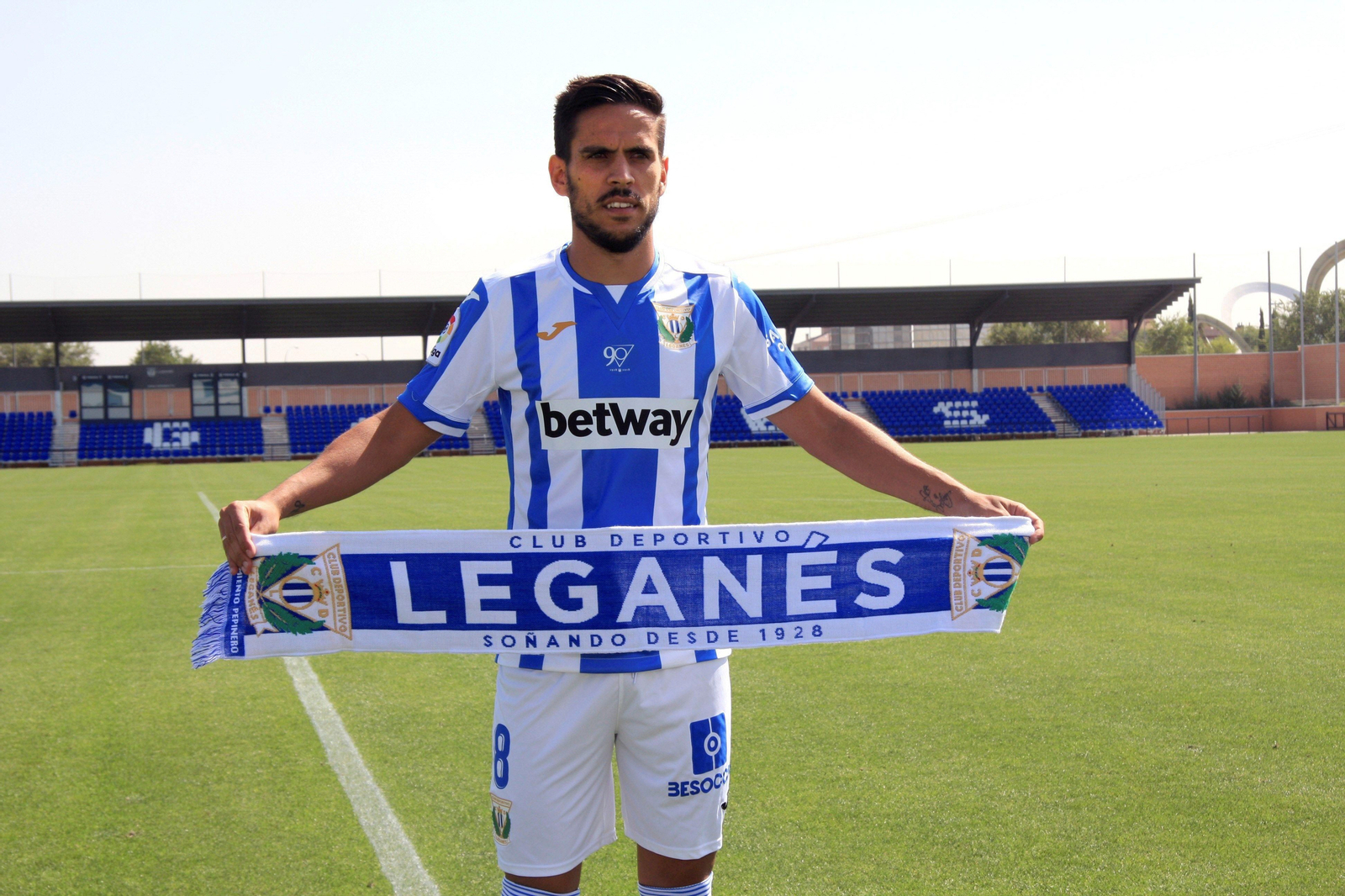 Recio posa con la camiseta del Leganés.