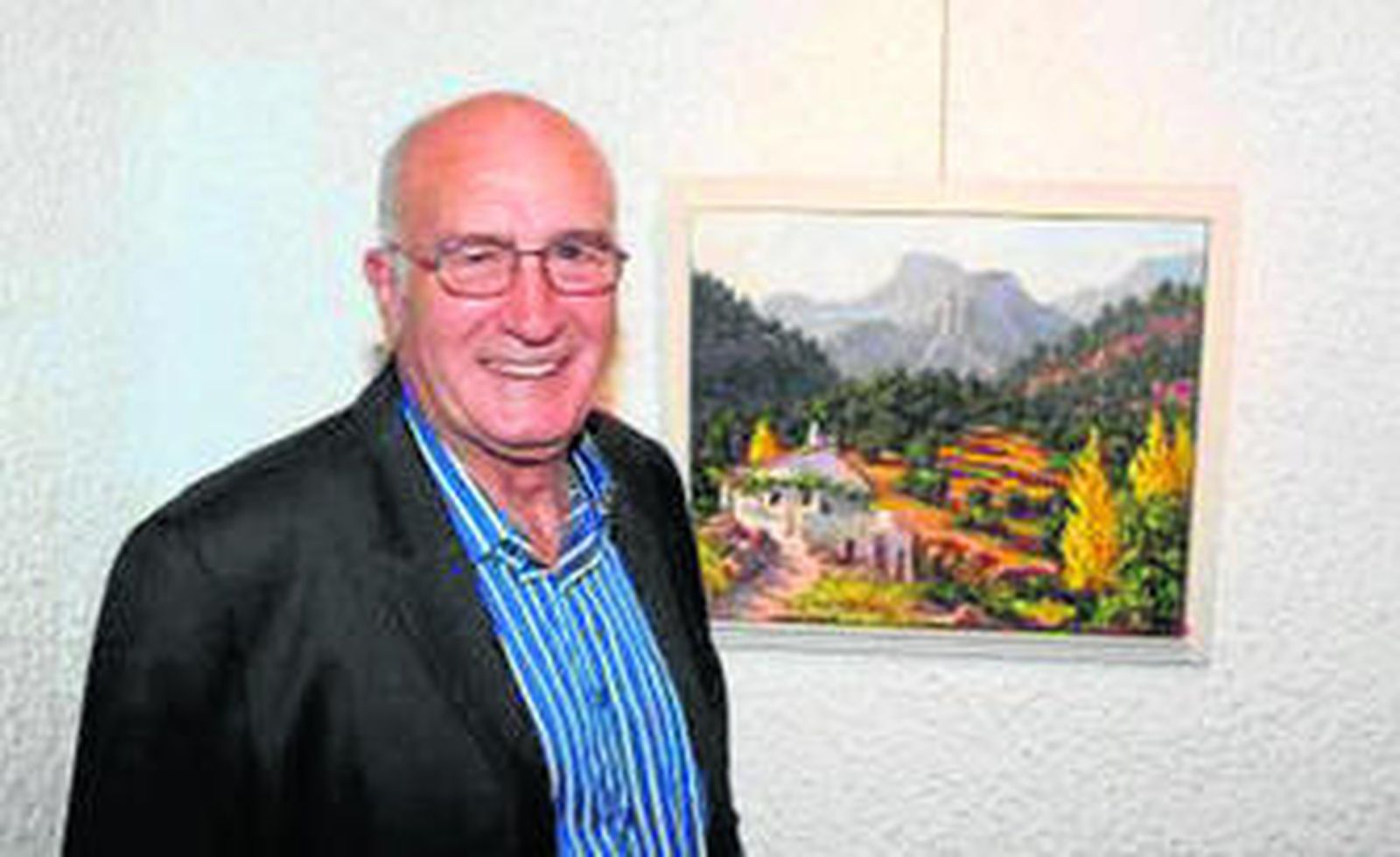 El artista Pepe Jiménez junto a una de las 32 obras que expone en Argar hasta el día 9 de noviembre.