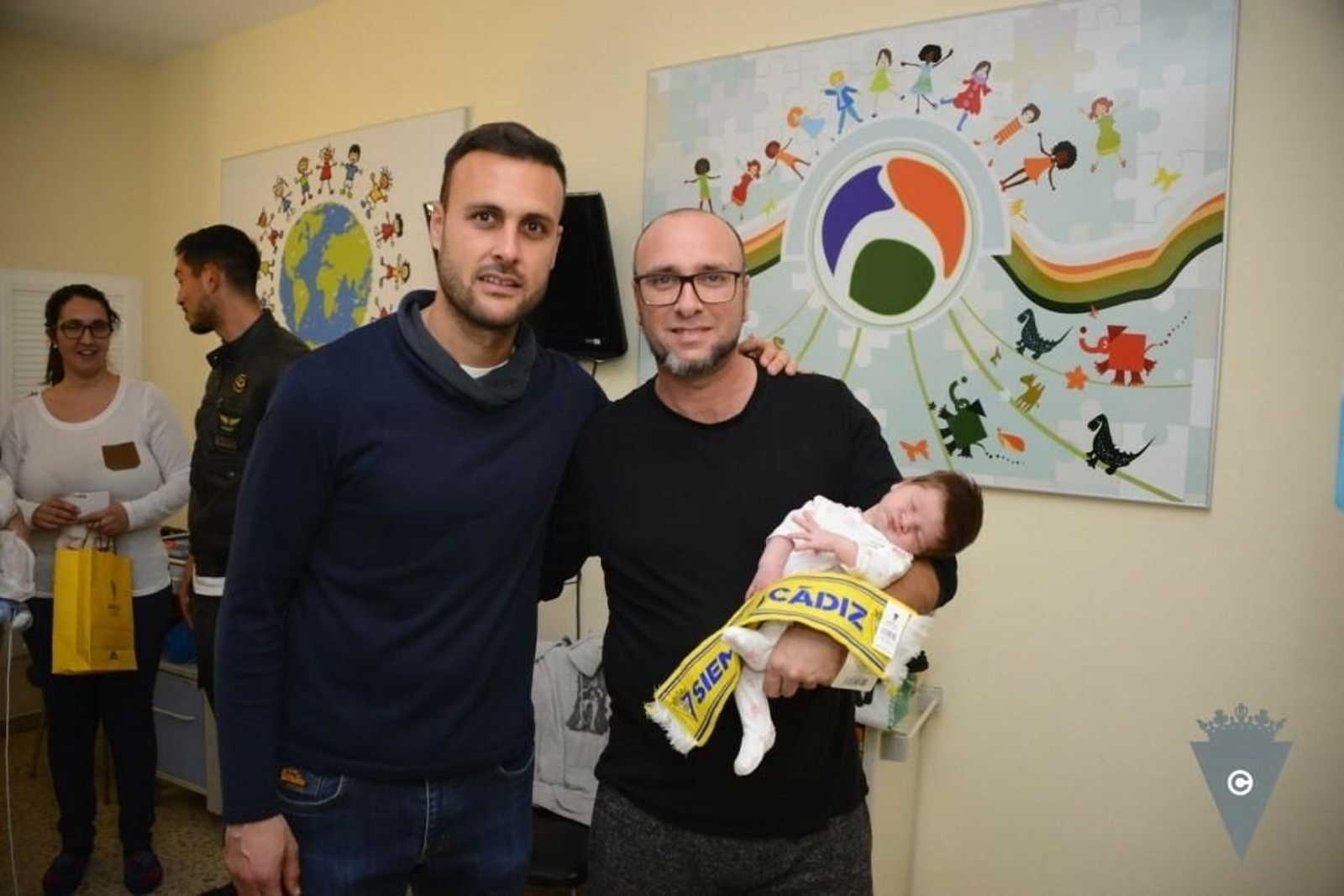 Visita del Cádiz Cf a los niños ingresados en el Puerta del Mar.
