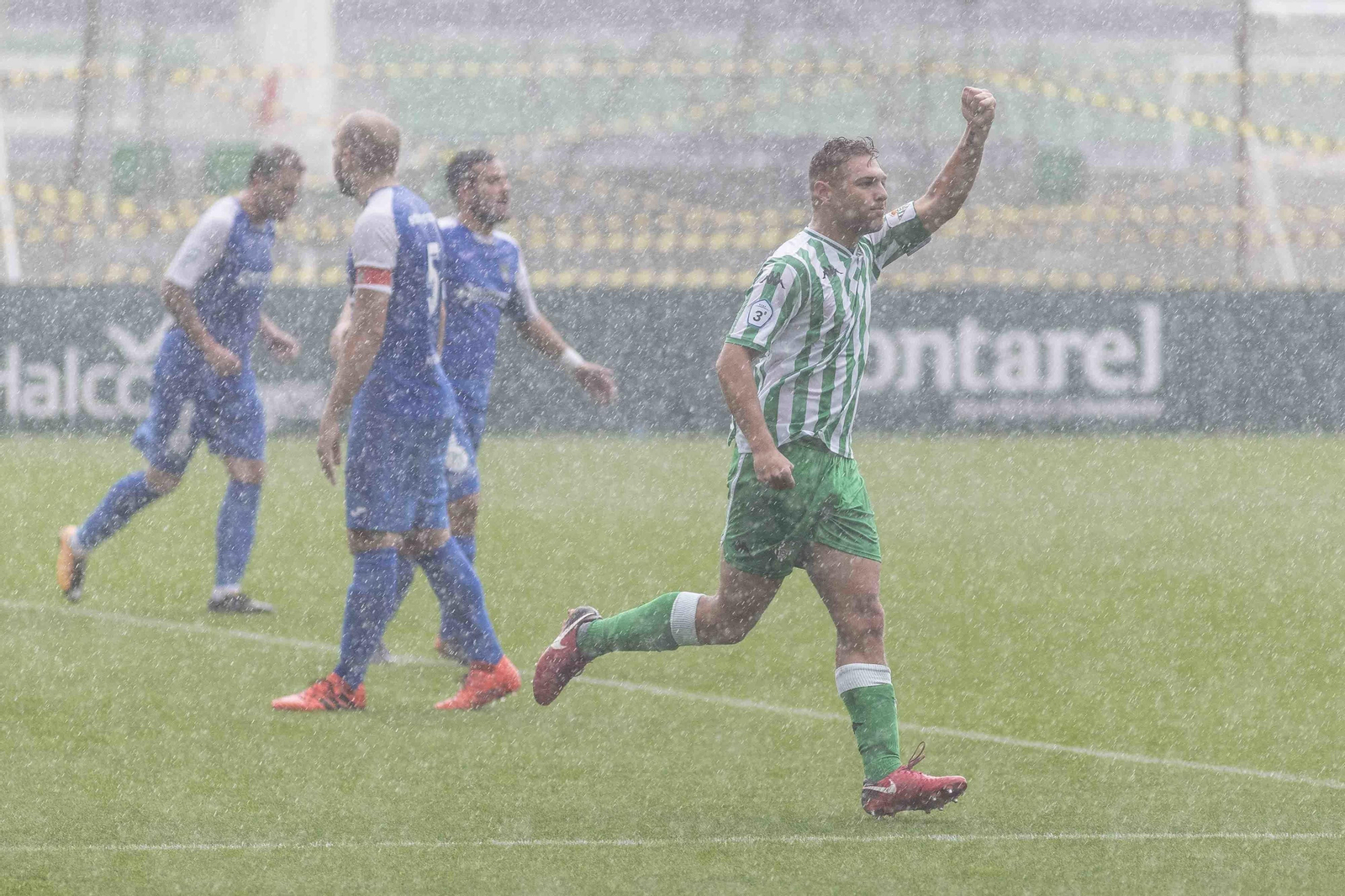 Diego González, capitán bético, celebra el 3-0, imagen que contrasta con la de Diego Galiano, capitán del Guada.