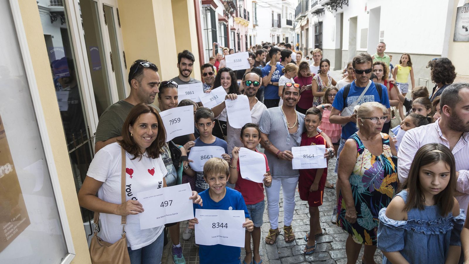 Los aspirantes a la espera de su turno en el casting de La Peste en Utrera