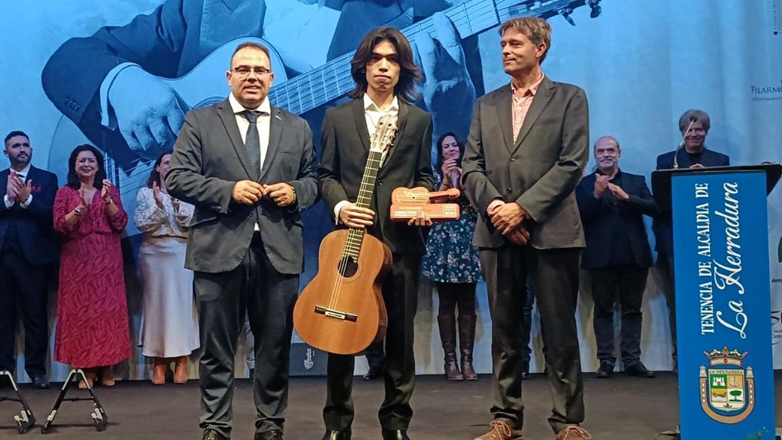El guitarrista Fan Shilong recogiendo el primer premio