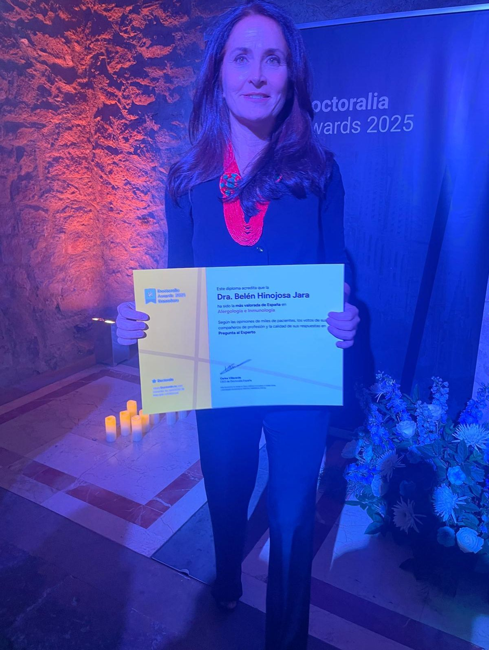 Belén Hinojosa posa con el premio Doctoralia Awards.