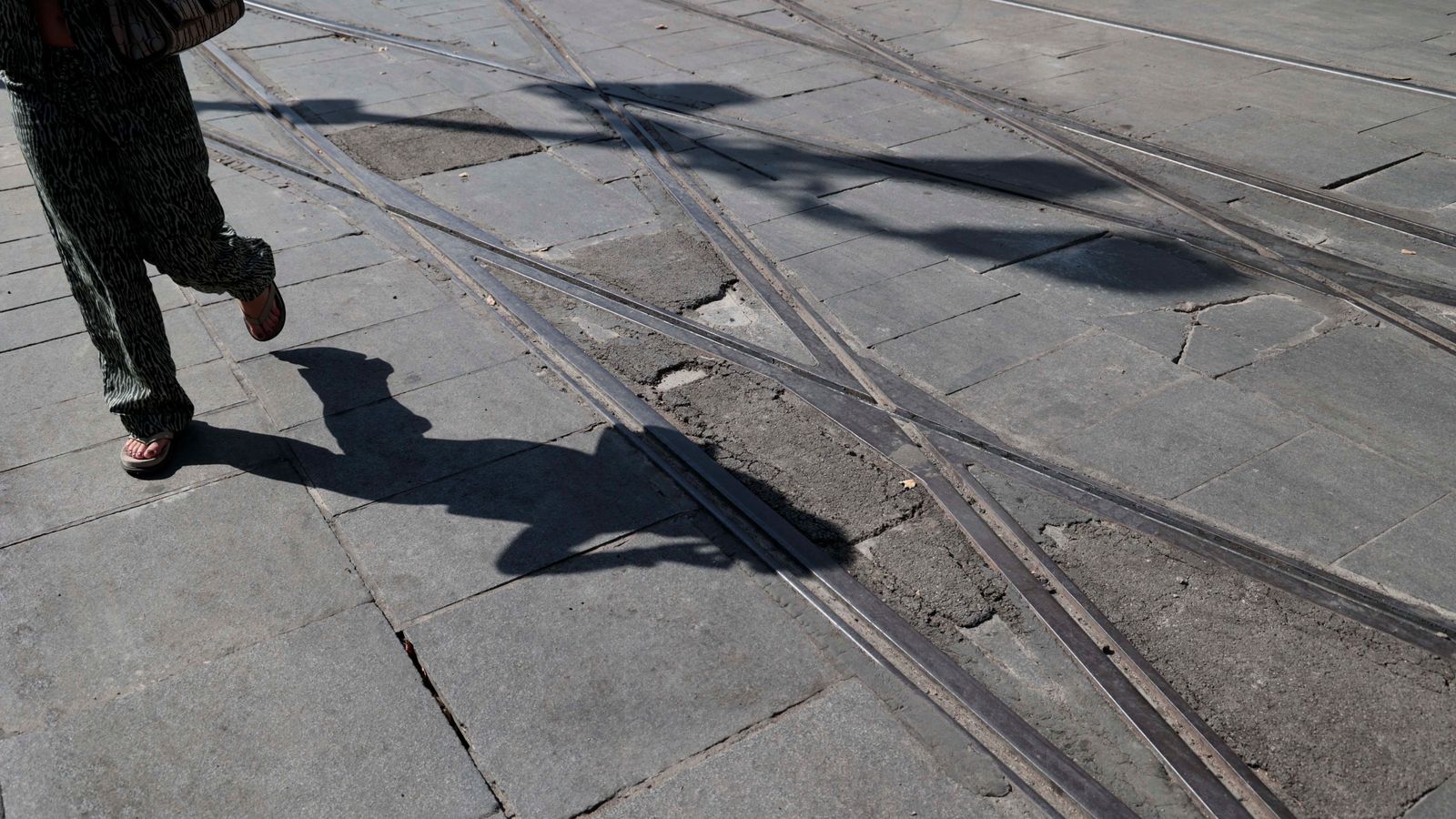 Otra vista del mal estado del pavimento del tranvía del centro