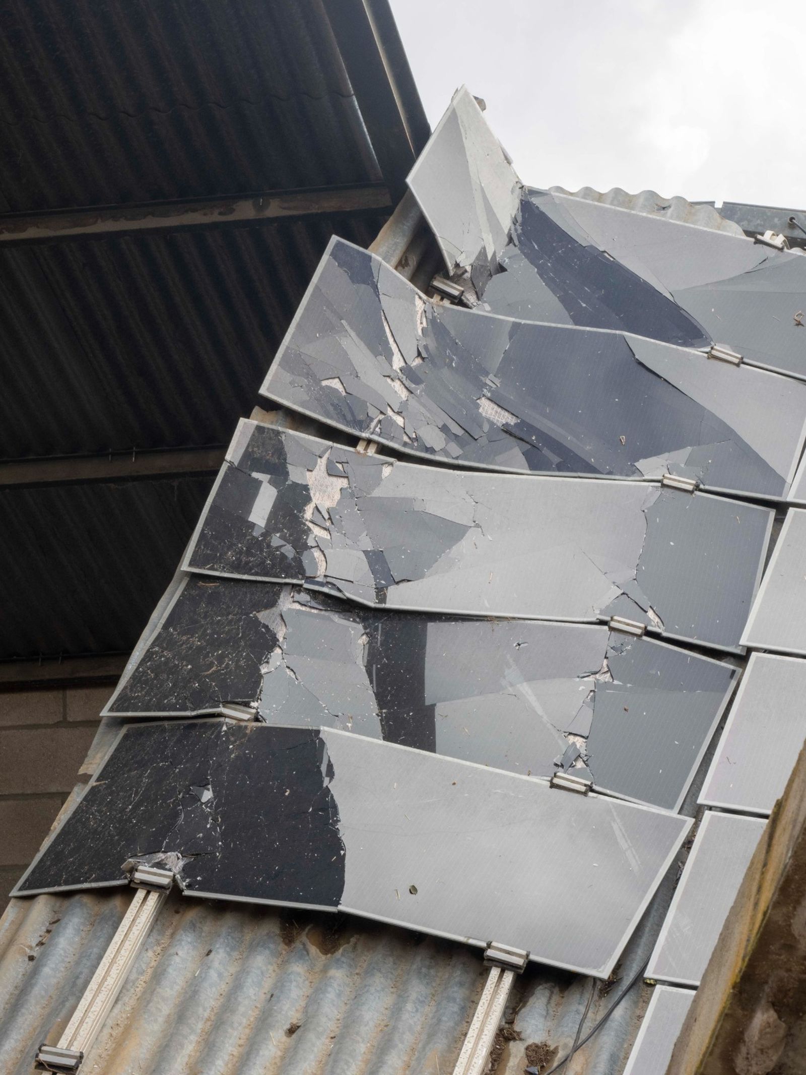 Imágenes de los destrozos provocados por un tornado en Villanueva de los Castillejos