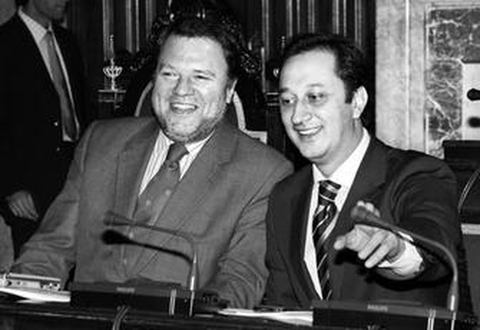 Alfredo Sánchez Monteseirín sonríe junto a Alfonso Rodríguez Gómez de Celis al inicio del primer Pleno.