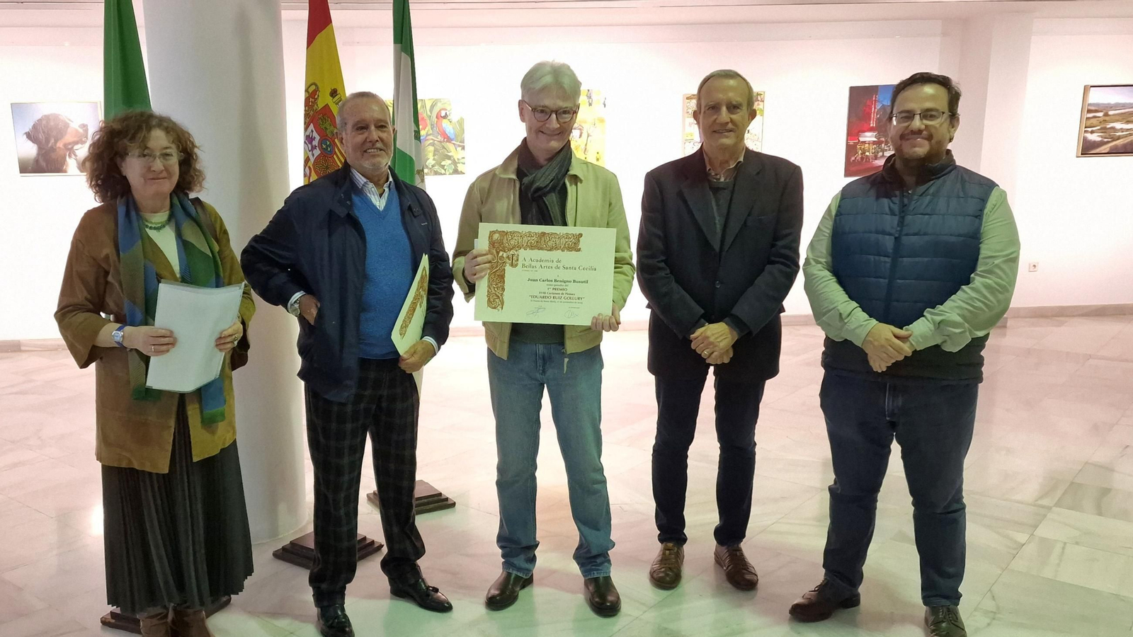 Juan Carlos Benigno Busutil, junto a miembros de la Academia y el concejal de Cultura.