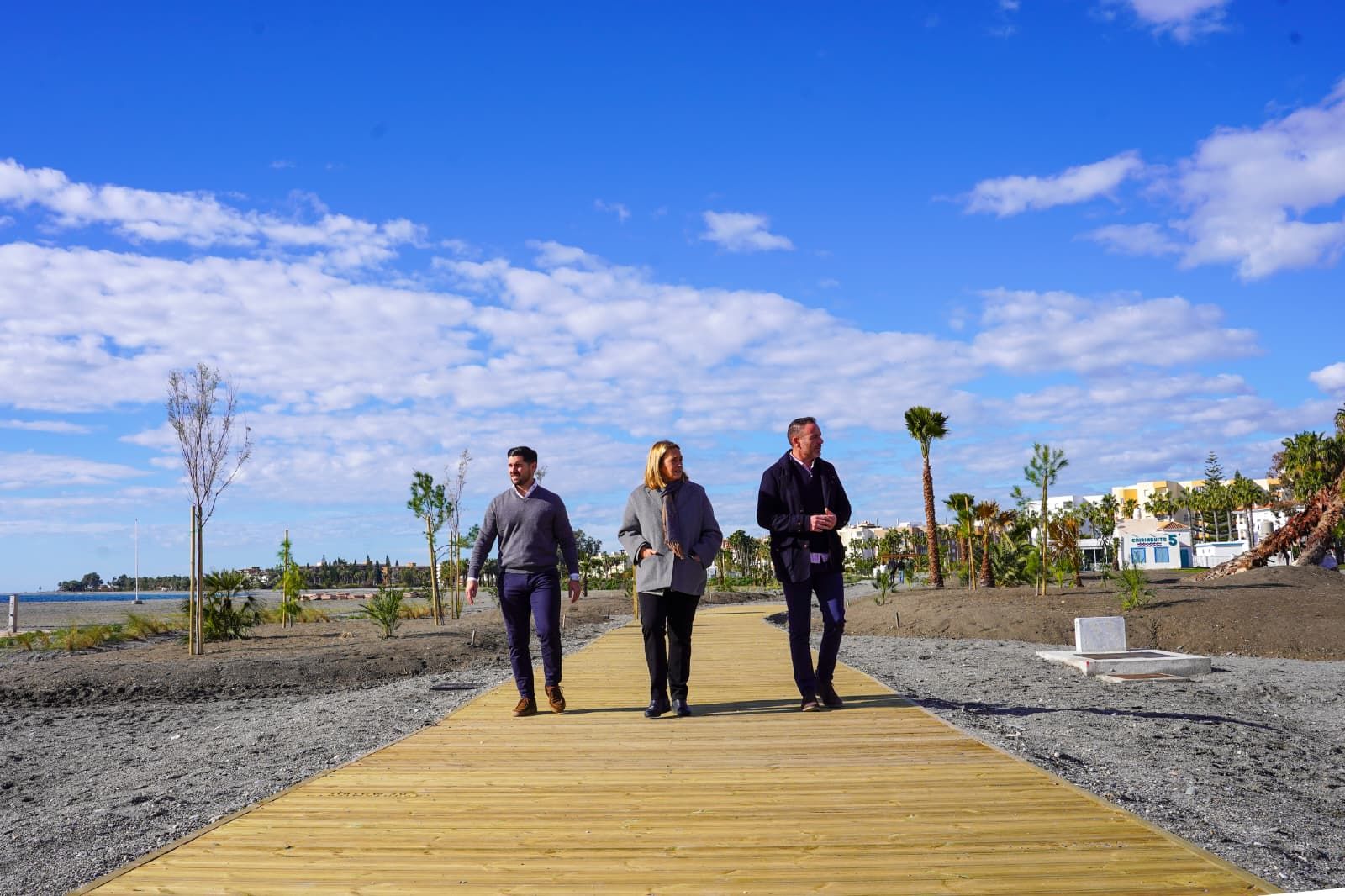 Luisa García Chamorro y José Peña visitan la finalización de la primera fase de la Senda Litoral en la Playa del Cable