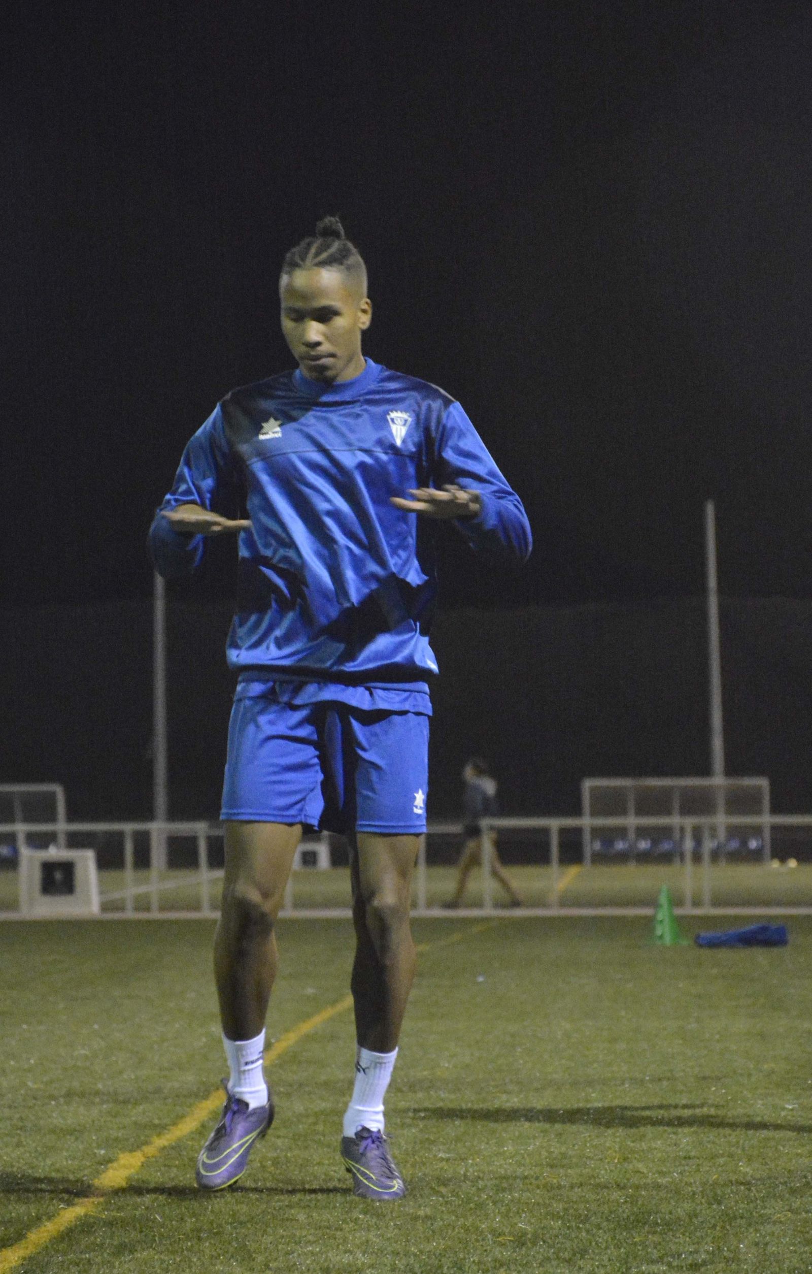 Jesús Evuy hace ejercicios con el Algeciras, ayer.