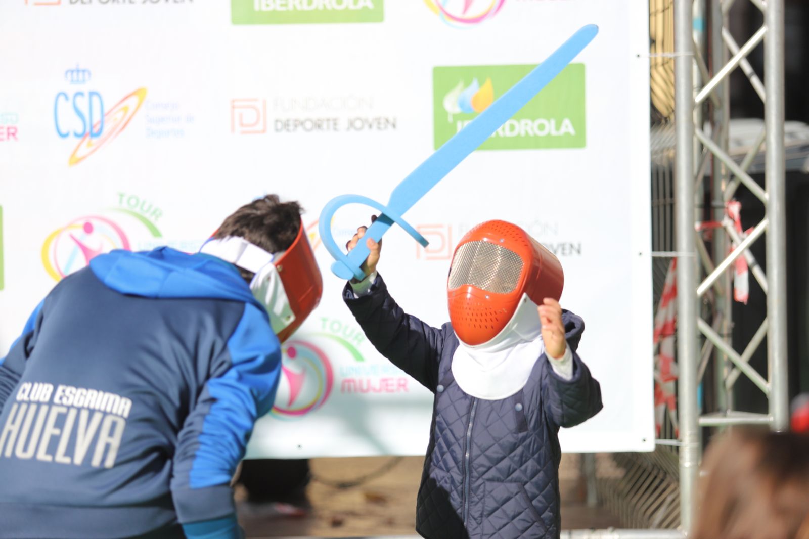 Imágenes  del Tour Universo Mujer  en la Plaza de  Las Monjas de Huelva